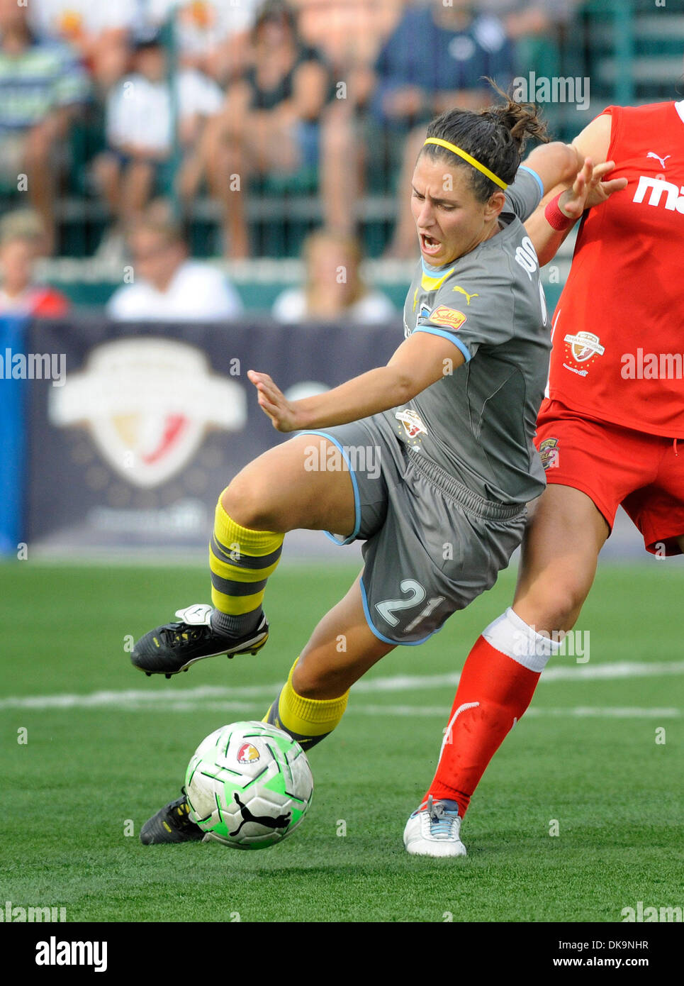 27 agosto 2011: Il Western New York Flash sconfitto l'indipendenza di Philadelphia con un 5-4 calcio di rigore vincere a Sahlen's Stadium di Rochester, NY nelle donne il calcio professionale (WPS) partita di campionato. Indipendenza di Filadelfia Brittany Bock (21) in azione durante il WPS 2011 Campionato di gioco.(Immagine di credito: © Alan Schwartz/Cal Sport Media/ZUMAPRESS.com) Foto Stock