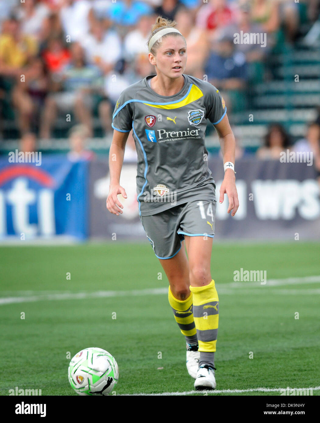 27 agosto 2011: Il Western New York Flash sconfitto l'indipendenza di Philadelphia con un 5-4 calcio di rigore vincere a Sahlen's Stadium di Rochester, NY nelle donne il calcio professionale (WPS) partita di campionato. Philadelphia Indipendenza di Sinead Farrelly (14) in azione durante il WPS 2011 Campionato di gioco.(Immagine di credito: © Alan Schwartz/Cal Sport Media/ZUMAPRESS.com) Foto Stock