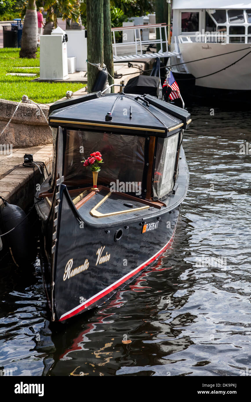Gondola nero chiamato Romantic Venice ancorato lungo il fiume di nuovo nel centro di Fort Lauderdale, Florida, Stati Uniti d'America. Foto Stock