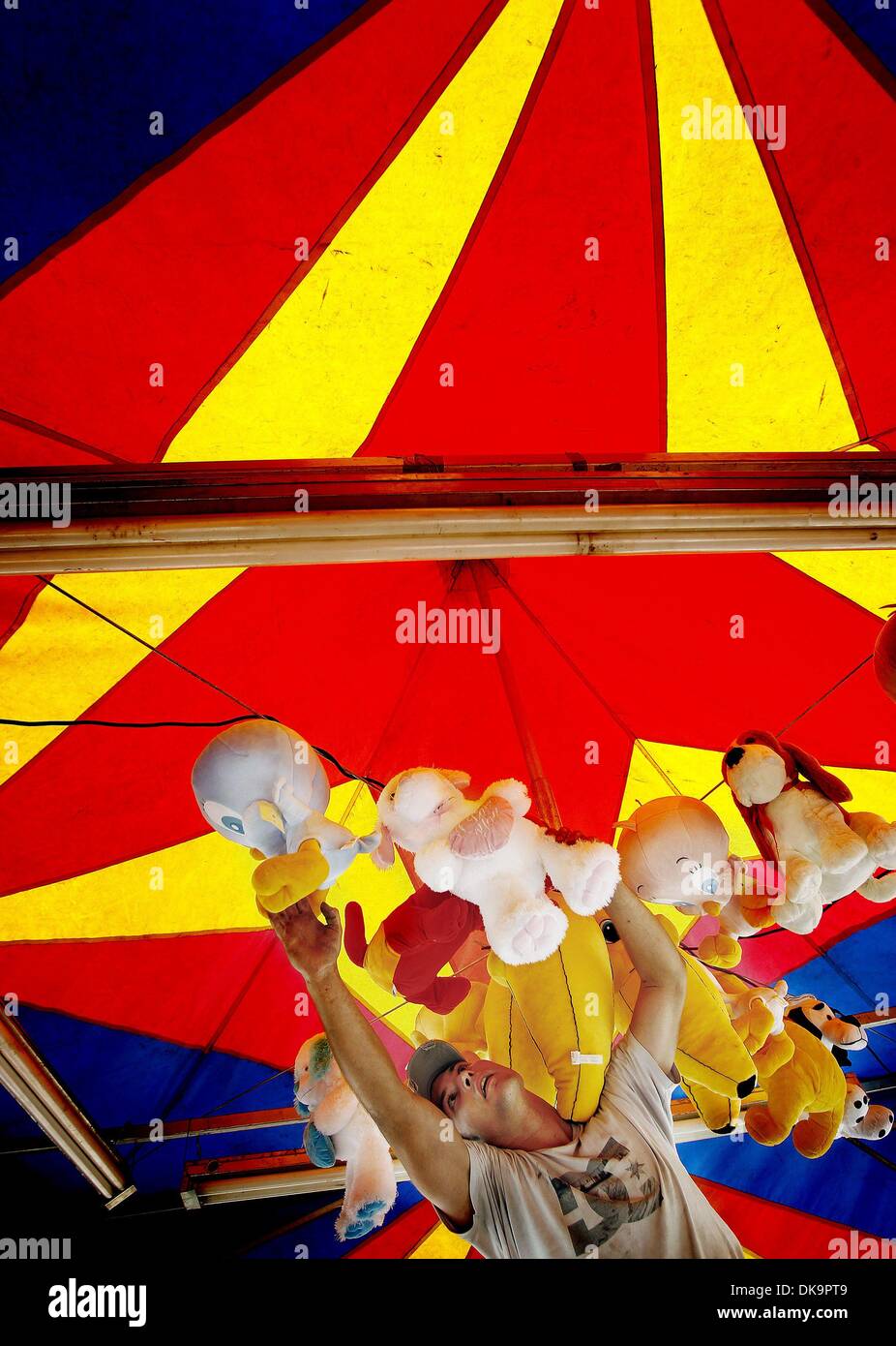 Agosto 31, 2011 - Memphis, TN, Stati Uniti - 31 agosto 2011 - Brit Smith di Anderson, S.C. pende animali imbalsamati in un arcade tenda durante la preparazione per l'apertura del Delta Fair e il Festival di musica all'Agricenter International mercoledì pomeriggio. La fiera si aprirà le sue porte il venerdì pomeriggio e si protrarrà fino a domenica 11 settembre e includono il carnevale corse, gare di maiale e quotidianamente musi Foto Stock