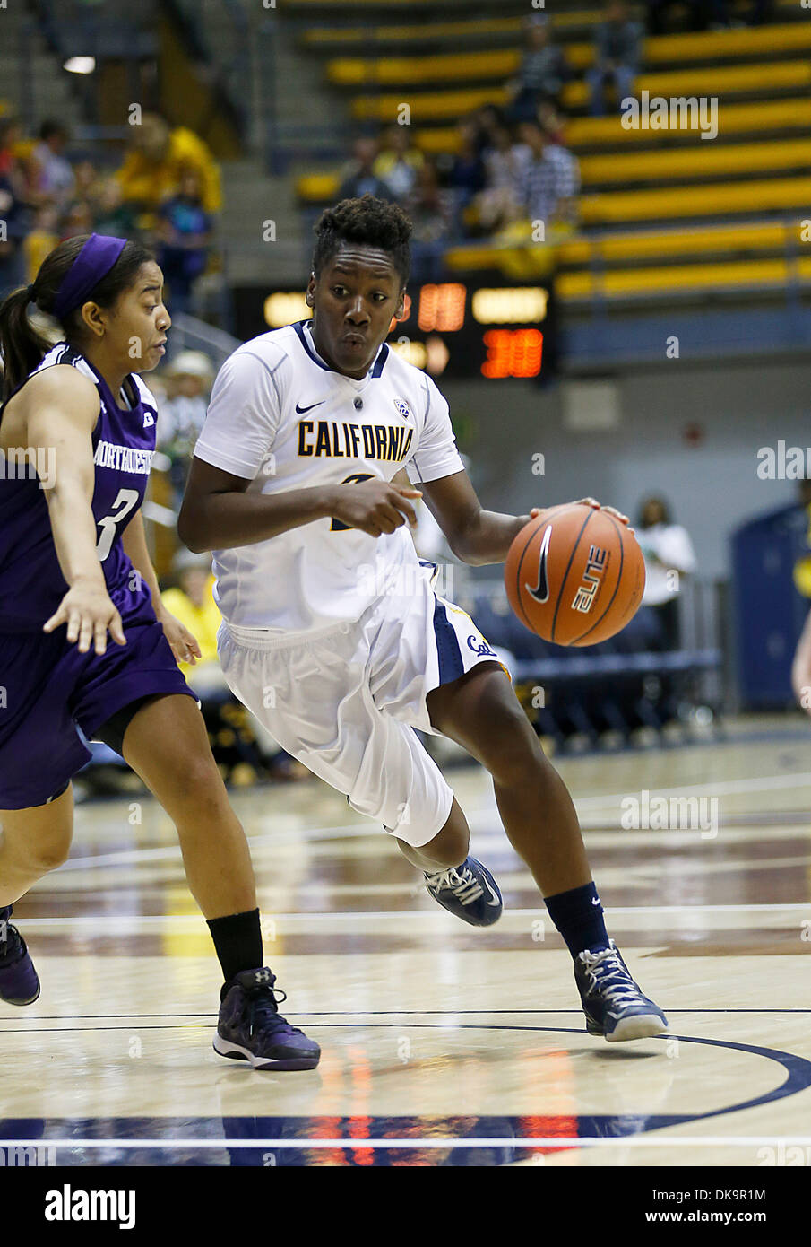 Berkeley, CA, Stati Uniti d'America. 24 Novembre, 2013. NOV 24 2013 - Berkeley CA, U.S. - California porta G # 2 Afure Jemerigbe guidare verso il canestro contro Wildcats # 3 Ashley Deary e punteggio durante il NCAA Womens gioco di basket tra università di Northwestern Wildcats e California Golden Bears 65-51 vincere a Hass Pavilion Berkeley Calif © csm/Alamy Live News Foto Stock