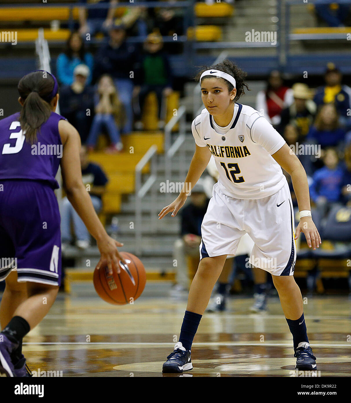 Berkeley, CA, Stati Uniti d'America. 24 Novembre, 2013. NOV 24 2013 - Berkeley CA, U.S. - California porta G # 12 Hind Ben Abdelkader sull uomo difesa alla corte mis durante il NCAA Womens gioco di basket tra università di Northwestern Wildcats e California Golden Bears65-51 vincere a Hass Pavilion Berkeley Calif © csm/Alamy Live News Foto Stock