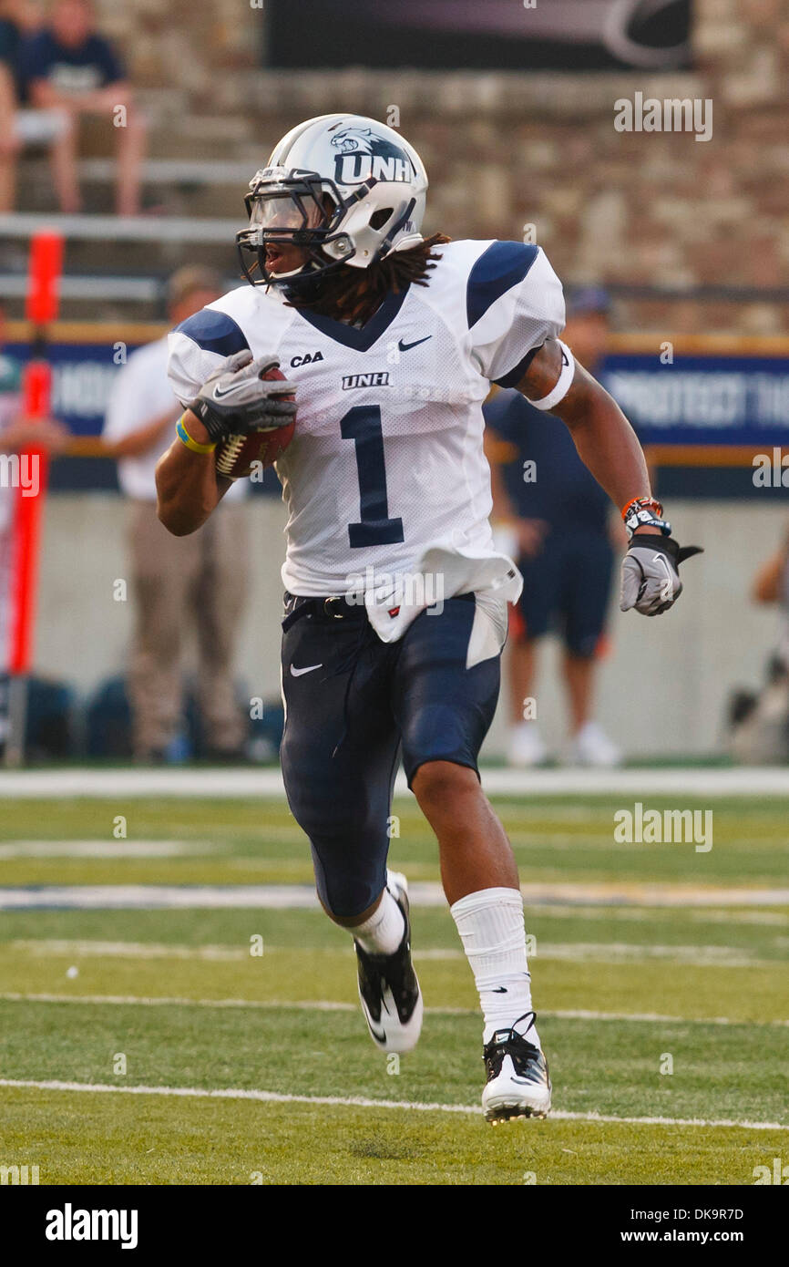 Sett. 1, 2011 - Toledo, Ohio, Stati Uniti - New Hampshire running back Dontra Peters (1) guarda-campo per camera in esecuzione durante il primo trimestre di azione di gioco. Il Toledo Rockets, della Conferenza Mid-American, sconfitto il New Hampshire Wildcats, del Colonial Athletic Association, 58-22 0-0 al vaso di vetro a Toledo, Ohio. (Credito Immagine: © Scott Grau/Southcreek globale/ZUMAPRESS.com) Foto Stock