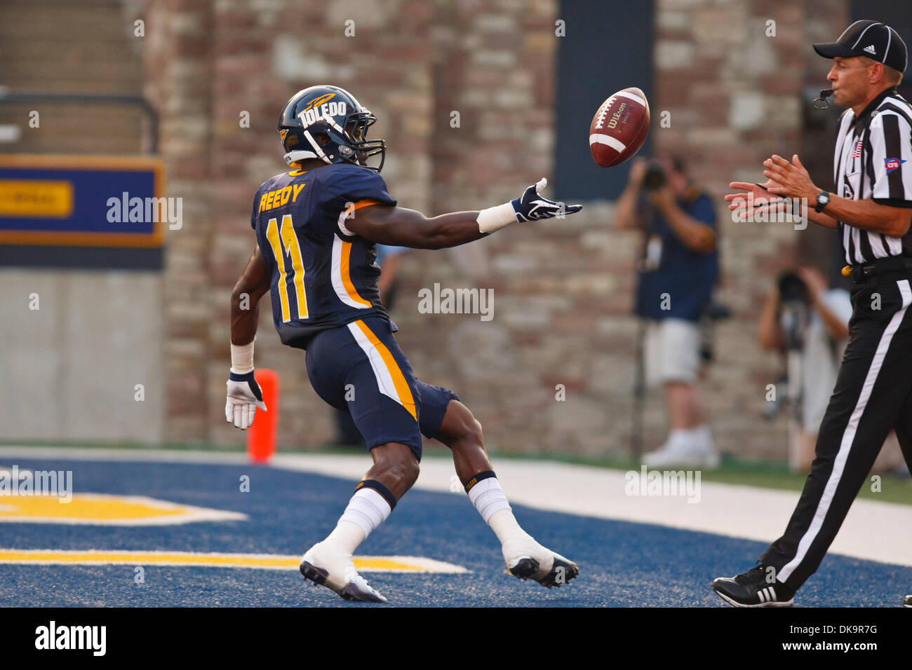 Sett. 1, 2011 - Toledo, Ohio, Stati Uniti - Toledo wide receiver Bernard pronto (11) lancia la palla a un ufficiale dopo il punteggio su un 29-cantiere touchdown durante il primo trimestre di azione di gioco. Il Toledo Rockets, della Conferenza Mid-American, sconfitto il New Hampshire Wildcats, del Colonial Athletic Association, 58-22 0-0 al vaso di vetro a Toledo, Ohio. (Credito Immagine: © Scott Grau/S Foto Stock