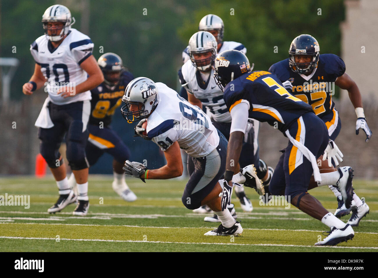 Sett. 1, 2011 - Toledo, Ohio, Stati Uniti - New Hampshire wide receiver Justin Mello (81) tenta di evitare il colpo da Toledo cornerback Desmond midollo (3) durante il secondo trimestre di azione di gioco. Il Toledo Rockets, della Conferenza Mid-American, sconfitto il New Hampshire Wildcats, del Colonial Athletic Association, 58-22 0-0 al vaso di vetro a Toledo, Ohio. (Credito Immagine: © Scott Grau/Sou Foto Stock