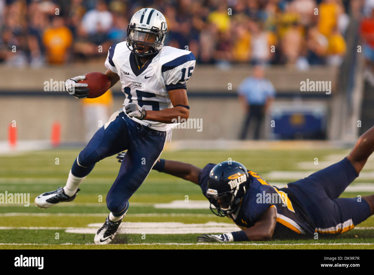Sett. 1, 2011 - Toledo, Ohio, Stati Uniti - New Hampshire wide receiver R.J. Harris (15) si rompe un placcaggio durante l'azione di gioco. Il Toledo Rockets, della Conferenza Mid-American, sconfitto il New Hampshire Wildcats, del Colonial Athletic Association, 58-22 0-0 al vaso di vetro a Toledo, Ohio. (Credito Immagine: © Scott Grau/Southcreek globale/ZUMAPRESS.com) Foto Stock