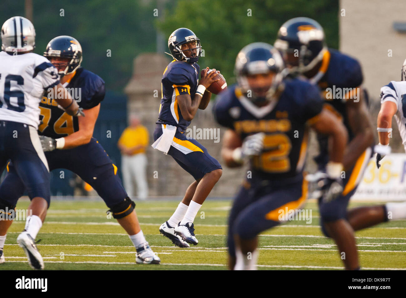 Sett. 1, 2011 - Toledo, Ohio, Stati Uniti - Toledo quarterback Terrance Owens (2) scende di nuovo per passare la palla durante il secondo trimestre di azione di gioco. Il Toledo Rockets, della Conferenza Mid-American, sconfitto il New Hampshire Wildcats, del Colonial Athletic Association, 58-22 0-0 al vaso di vetro a Toledo, Ohio. (Credito Immagine: © Scott Grau/Southcreek globale/ZUMAPRESS.com) Foto Stock