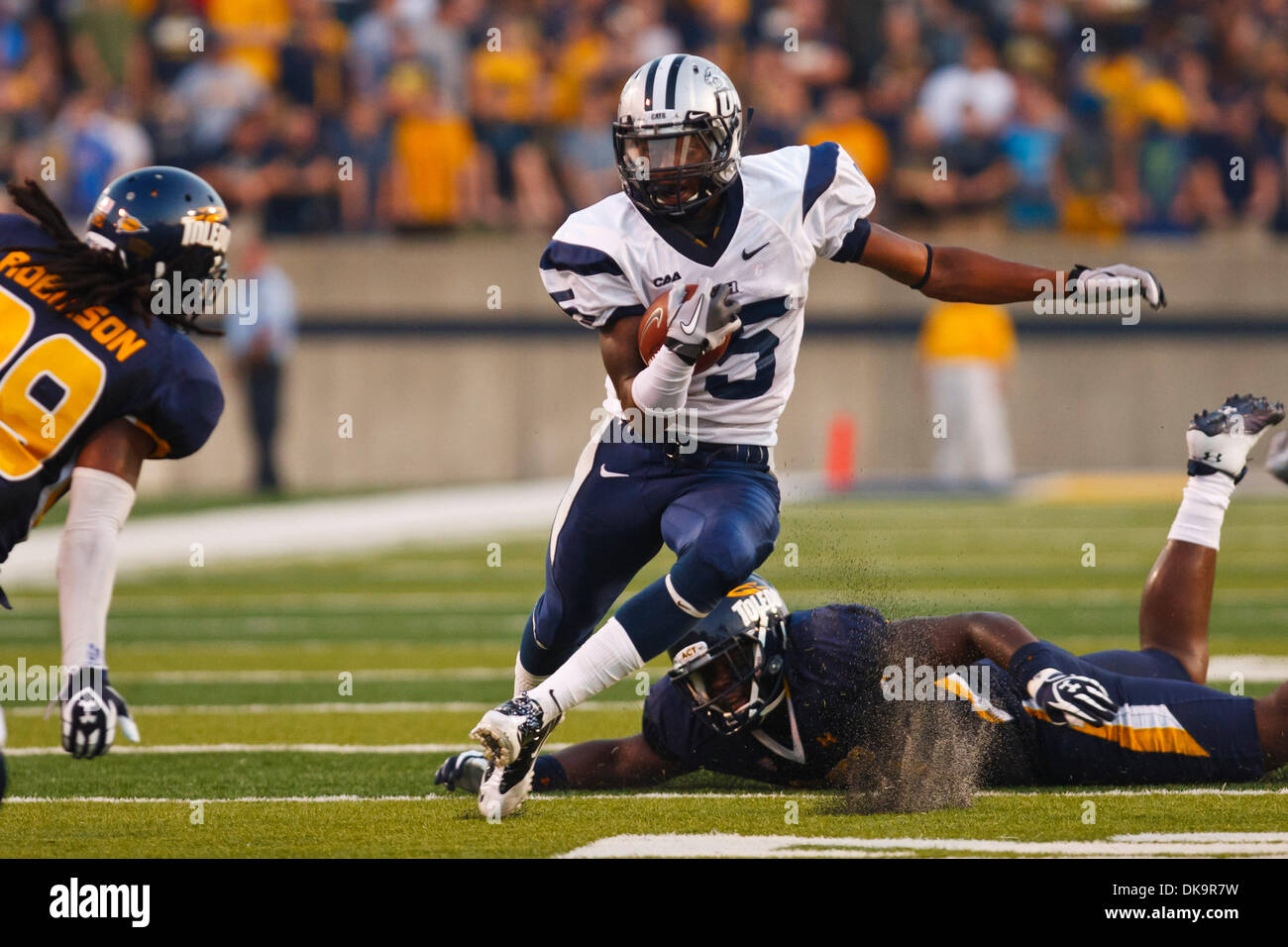 Sett. 1, 2011 - Toledo, Ohio, Stati Uniti - New Hampshire wide receiver R.J. Harris (15) si rompe un placcaggio durante l'azione di gioco. Il Toledo Rockets, della Conferenza Mid-American, sconfitto il New Hampshire Wildcats, del Colonial Athletic Association, 58-22 0-0 al vaso di vetro a Toledo, Ohio. (Credito Immagine: © Scott Grau/Southcreek globale/ZUMAPRESS.com) Foto Stock