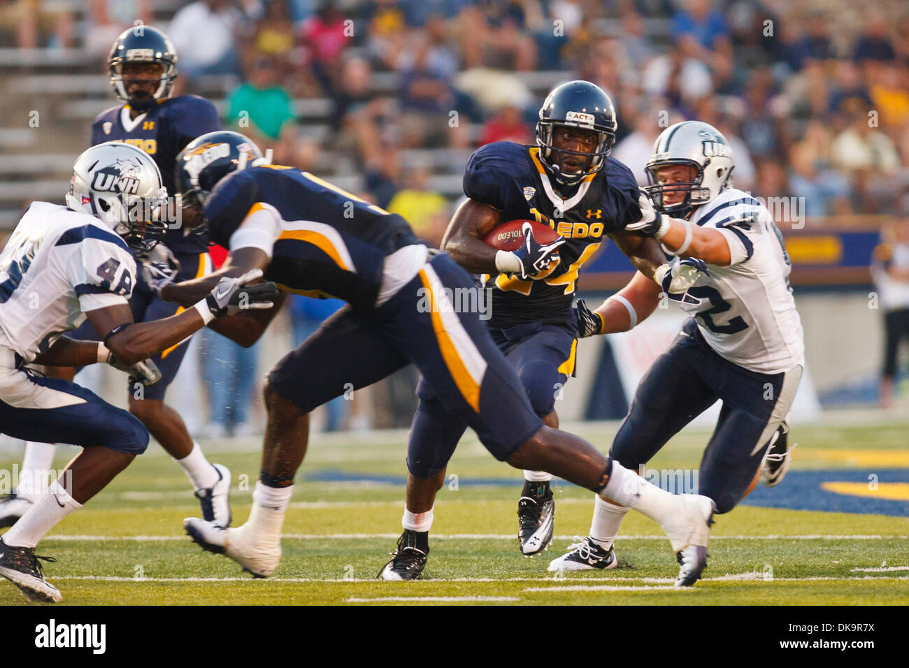 Sett. 1, 2011 - Toledo, Ohio, Stati Uniti - Toledo running back Adonis Thomas (24) Le gare fino-campo come New Hampshire linebacker Matt Evans (52) tenta di rendere il paranco durante il secondo trimestre di azione di gioco. Il Toledo Rockets, della Conferenza Mid-American, sconfitto il New Hampshire Wildcats, del Colonial Athletic Association, 58-22 0-0 al vaso di vetro a Toledo, Ohio. (Credito Immagine: © Foto Stock