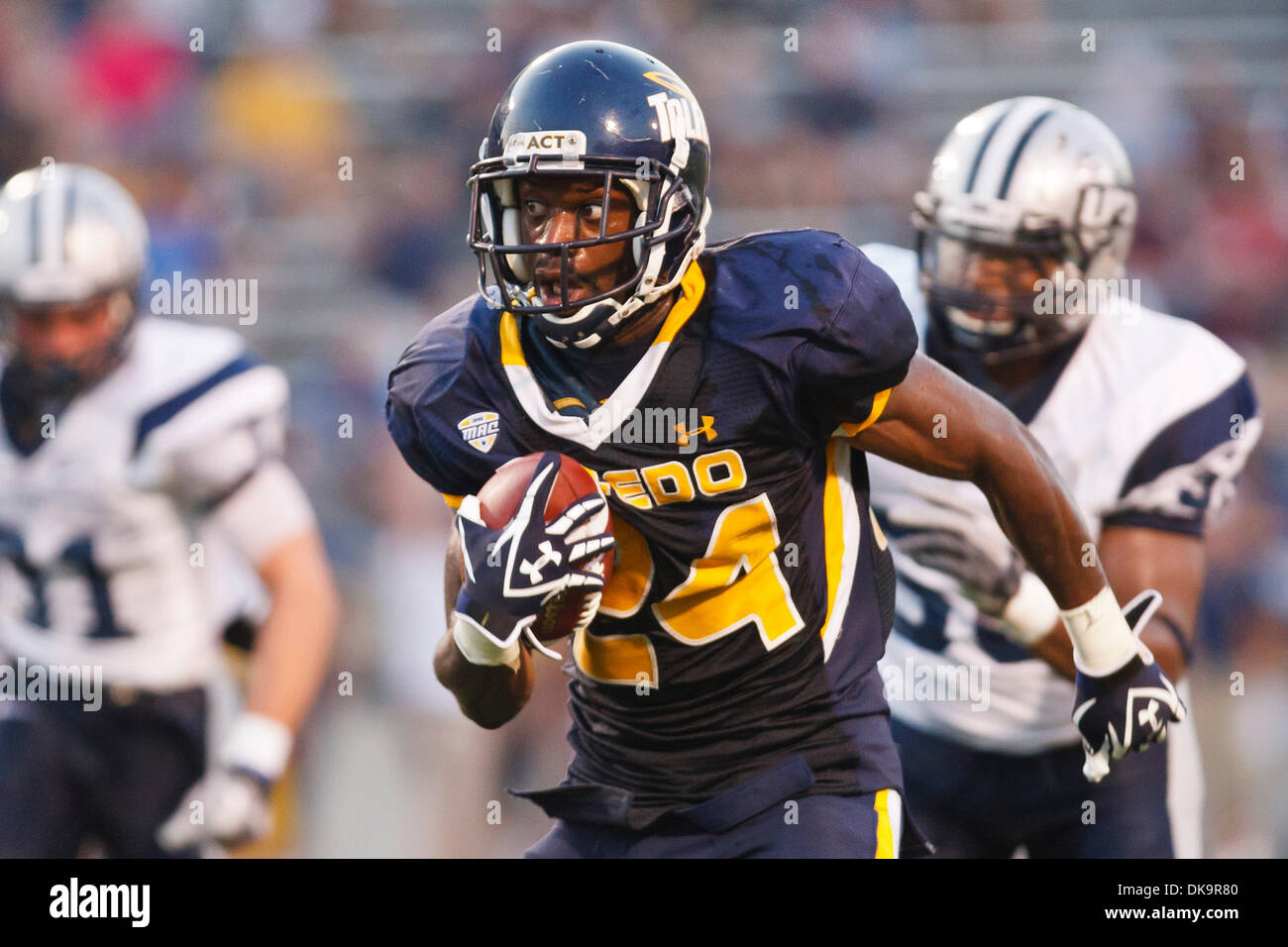 Sett. 1, 2011 - Toledo, Ohio, Stati Uniti - Toledo running back Adonis Thomas (24) Le gare fino-campo durante il secondo trimestre di azione di gioco. Il Toledo Rockets, della Conferenza Mid-American, sconfitto il New Hampshire Wildcats, del Colonial Athletic Association, 58-22 0-0 al vaso di vetro a Toledo, Ohio. (Credito Immagine: © Scott Grau/Southcreek globale/ZUMAPRESS.com) Foto Stock