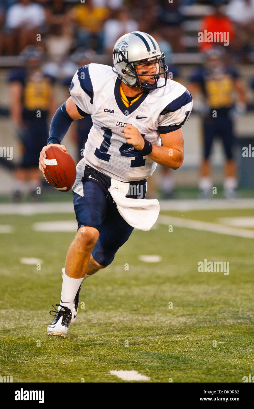 Sett. 1, 2011 - Toledo, Ohio, Stati Uniti - New Hampshire quarterback Kevin Decker (14) codifica fuori della tasca durante il secondo trimestre di azione di gioco. Il Toledo Rockets, della Conferenza Mid-American, sconfitto il New Hampshire Wildcats, del Colonial Athletic Association, 58-22 0-0 al vaso di vetro a Toledo, Ohio. (Credito Immagine: © Scott Grau/Southcreek globale/ZUMAPRESS.com) Foto Stock