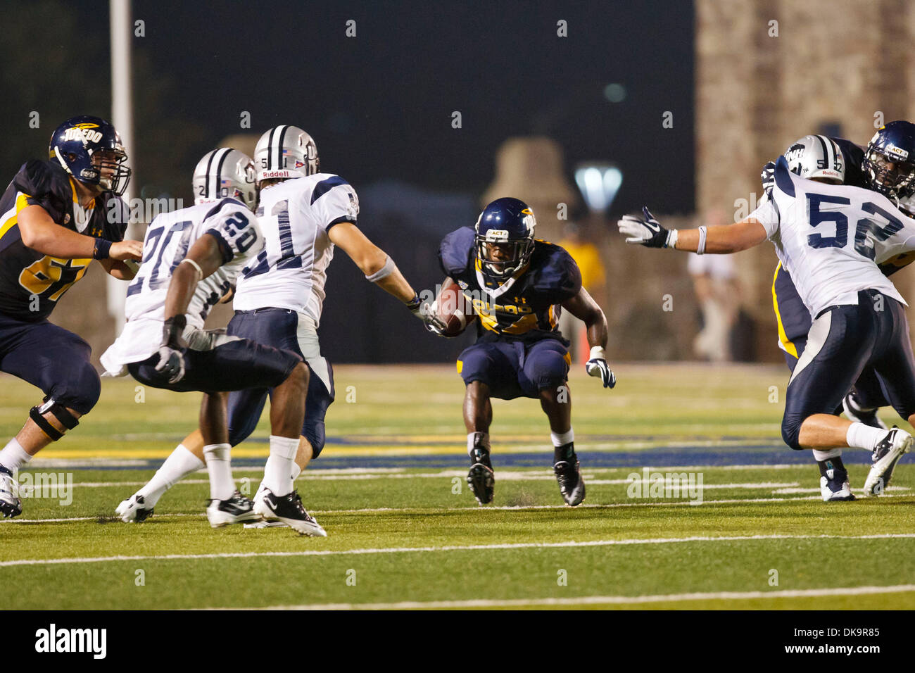 Sett. 1, 2011 - Toledo, Ohio, Stati Uniti - Toledo running back Adonis Thomas (24) mette i freni su come New Hampshire linebacker hanno Matt Evans (52) e contrassegnare Petercuskie (51) e defensive back Kyle Flemings (20) vicino a per l'arresto durante il terzo trimestre di azione di gioco. Il Toledo Rockets, della Conferenza Mid-American, sconfitto il New Hampshire Wildcats, del coloniale Associatio atletica Foto Stock