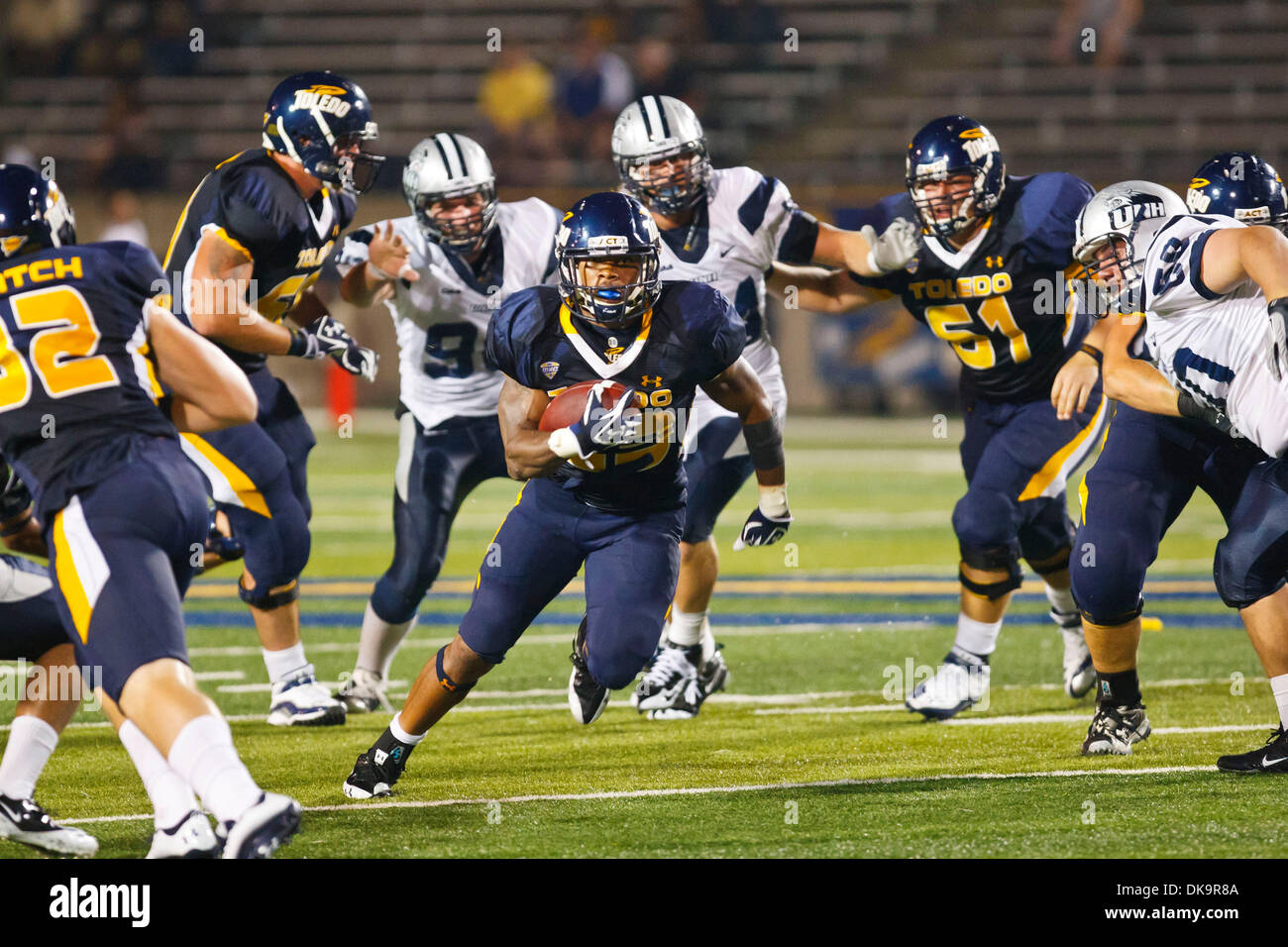Sett. 1, 2011 - Toledo, Ohio, Stati Uniti - Toledo running back Morgan Williams (23) Le gare fino-campo attraverso il traffico durante il quarto trimestre di azione di gioco. Il Toledo Rockets, della Conferenza Mid-American, sconfitto il New Hampshire Wildcats, del Colonial Athletic Association, 58-22 0-0 al vaso di vetro a Toledo, Ohio. (Credito Immagine: © Scott Grau/Southcreek globale/ZUMAPRESS.com) Foto Stock