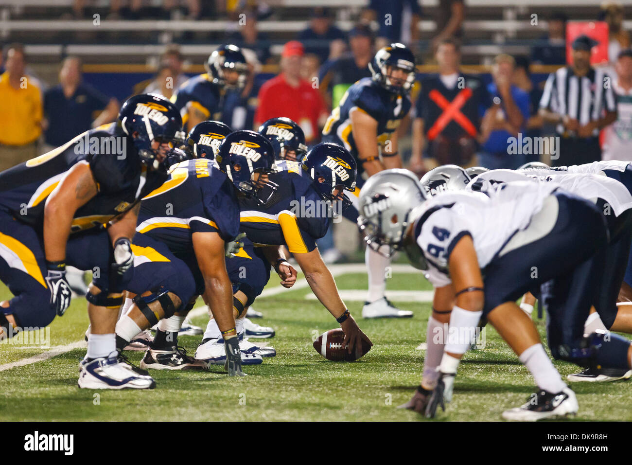 Sett. 1, 2011 - Toledo, Ohio, Stati Uniti - La Toledo linea offensiva e New Hampshire linea difensiva attendere lo scatto della palla durante il quarto trimestre di azione di gioco. Il Toledo Rockets, della Conferenza Mid-American, sconfitto il New Hampshire Wildcats, del Colonial Athletic Association, 58-22 0-0 al vaso di vetro a Toledo, Ohio. (Credito Immagine: © Scott Grau/Southcreek globale/ZUMAP Foto Stock