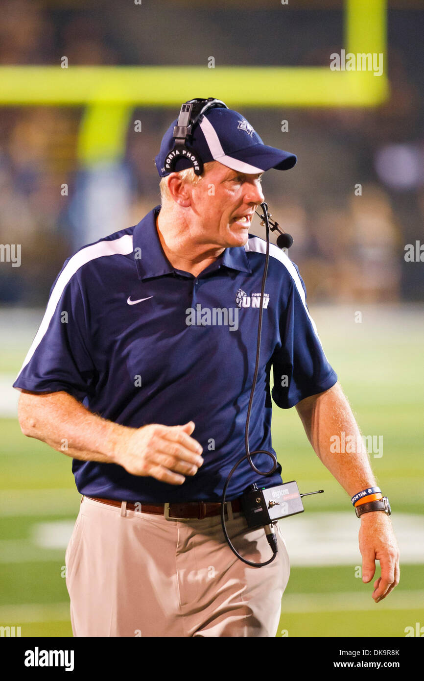 Sett. 1, 2011 - Toledo, Ohio, Stati Uniti - New Hampshire head coach Sean McDonnell durante l'azione di gioco. Il Toledo Rockets, della Conferenza Mid-American, sconfitto il New Hampshire Wildcats, del Colonial Athletic Association, 58-22 0-0 al vaso di vetro a Toledo, Ohio. (Credito Immagine: © Scott Grau/Southcreek globale/ZUMAPRESS.com) Foto Stock
