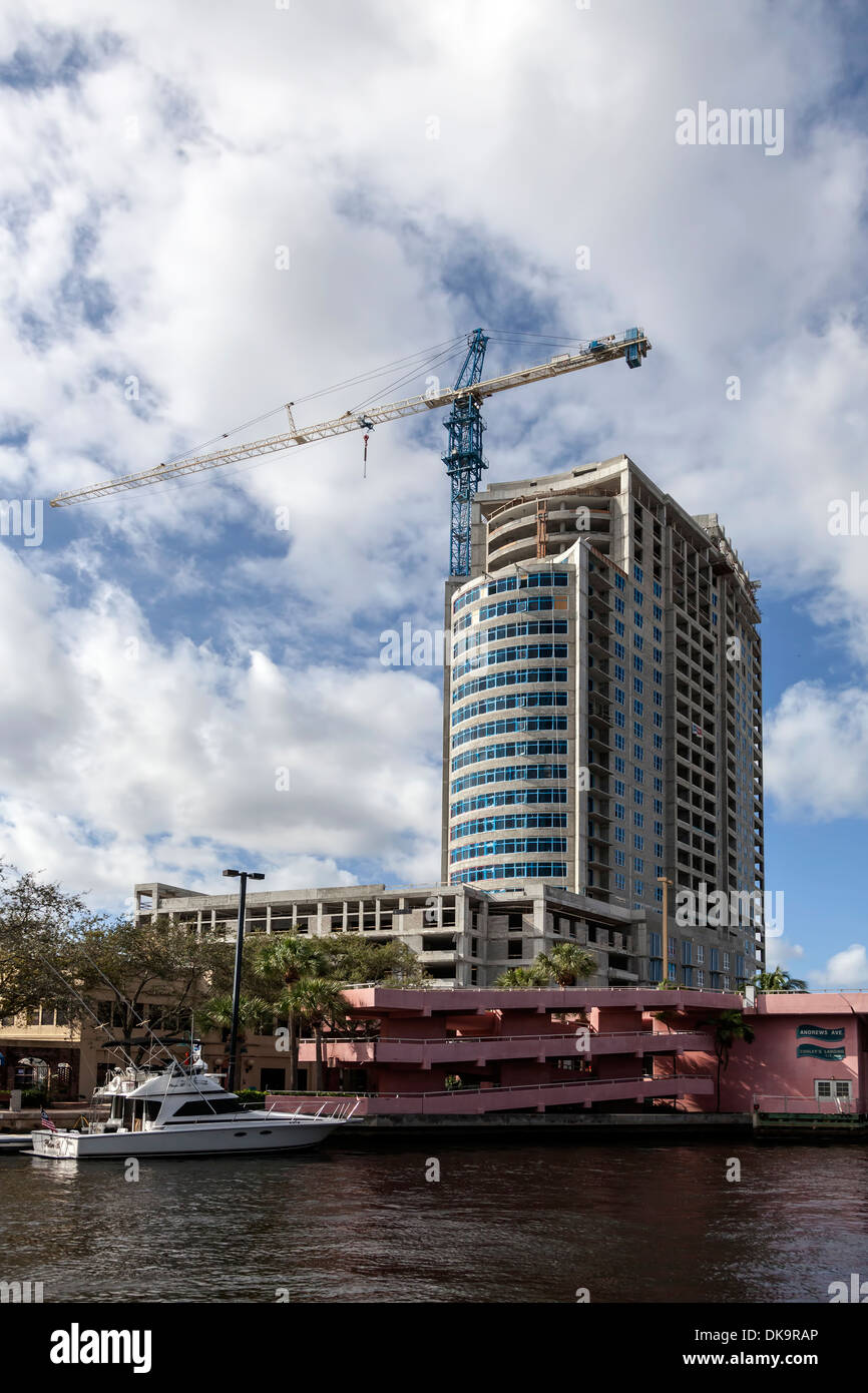 New River Yacht Club Condominiums dal relativo gruppo in costruzione nel centro di Fort Lauderdale, Florida, Stati Uniti d'America. Foto Stock