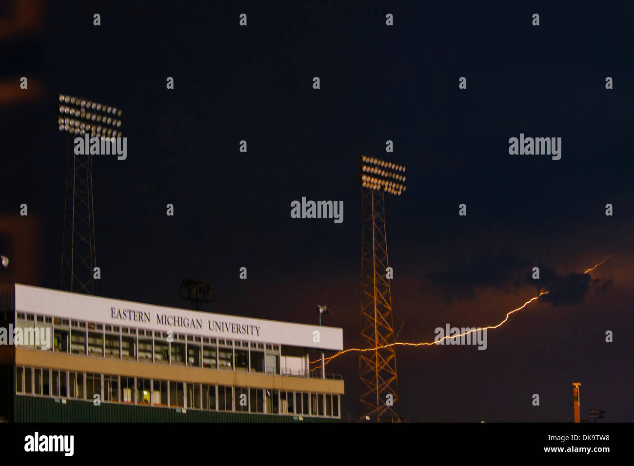 Sett. 3, 2011 - Ypsilanti, Michigan, Stati Uniti - le difficili condizioni atmosferiche tra cui piogge torrenziali e pericoloso colpo fulmine Rynearson Stadium circa 47 minuti prima di iniziare il gioco costringendo l'evacuazione dello stadio. L'apertura di stagione partita di calcio tra le Università di Howard, bisonti della Mid-Eastern Conferenza atletica, e l'host Michigan orientale Eagles, di M Foto Stock