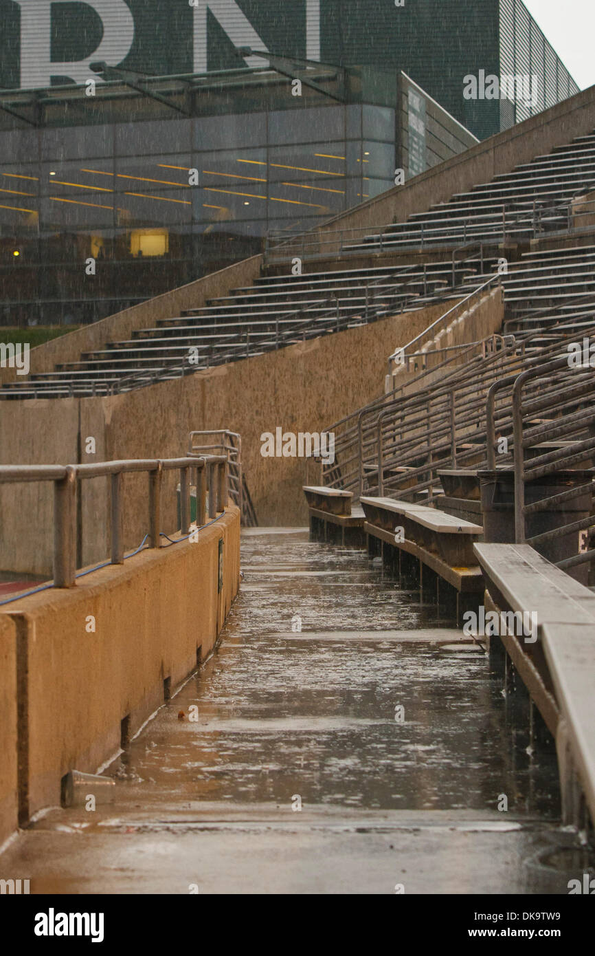 Sett. 3, 2011 - Ypsilanti, Michigan, Stati Uniti - le difficili condizioni atmosferiche comprese le piogge torrenziali hanno colpito Rynearson Stadium circa 47 prima di iniziare il gioco costringendo l'evacuazione dello stadio. L'apertura di stagione partita di calcio tra le Università di Howard, bisonti della Mid-Eastern Conferenza atletica, e l'host Michigan orientale Eagles, della Conferenza Mid-American, era stato post Foto Stock