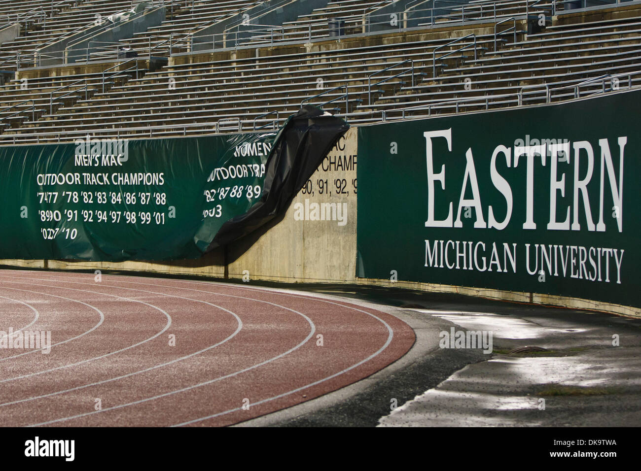 Sett. 3, 2011 - Ypsilanti, Michigan, Stati Uniti - forti venti rip di un grande striscione fuori della parete del Rynearson Stadium. Le difficili condizioni atmosferiche con piogge torrenziali hanno colpito lo stadio circa 47 minuti prima di iniziare il gioco costringendo l'evacuazione dello stadio. L'apertura di stagione partita di calcio tra le Università di Howard, bisonti della Mid-Eastern Conferenza atletica, e l'ho Foto Stock