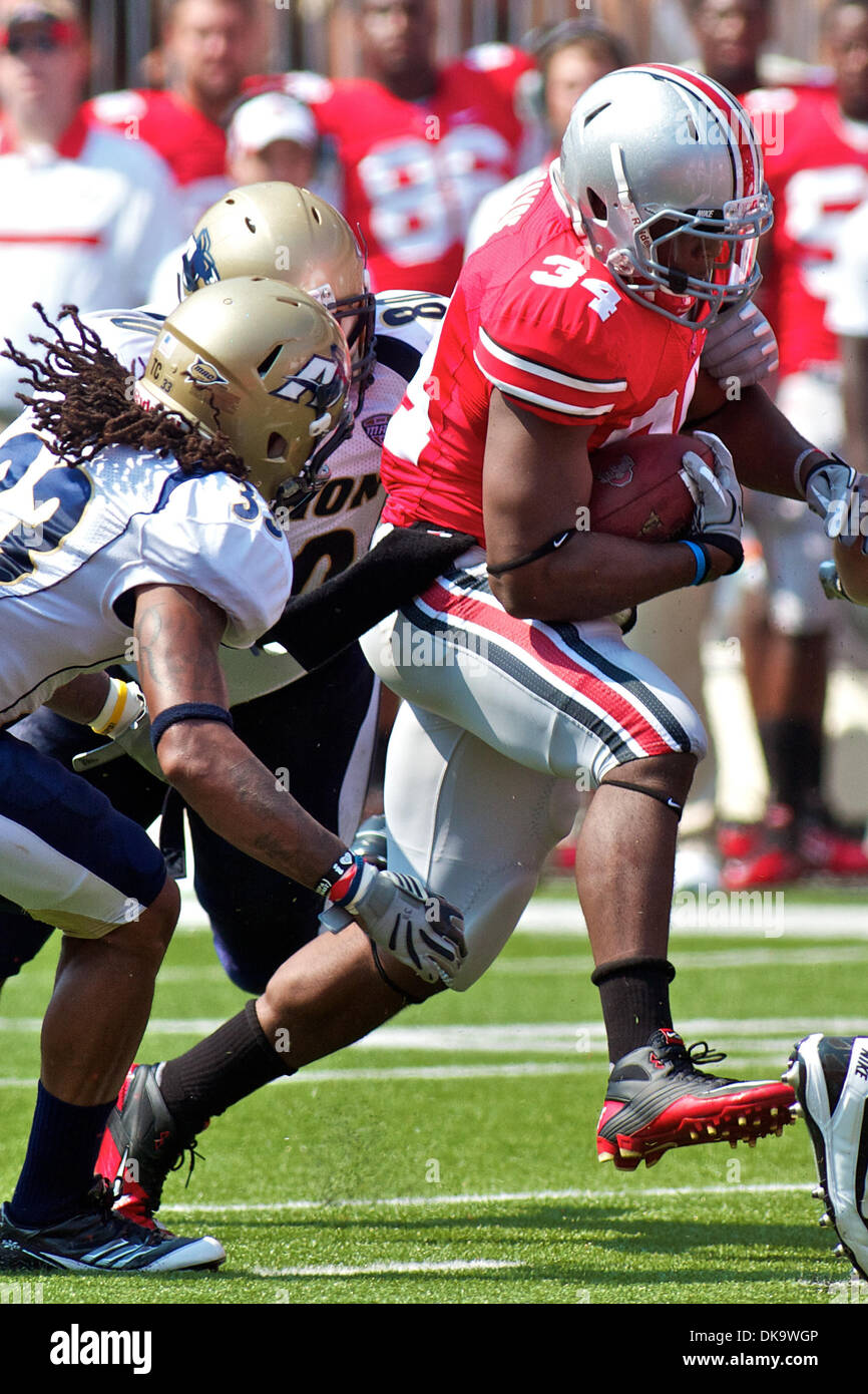 Sett. 3, 2011 - Columbus, Ohio, Stati Uniti - Ohio State Buckeyes running back Carlos Hyde (34) corre da Akron Zips sicurezza Josh Richmond (33) durante il primo trimestre del gioco tra Akron e Ohio State presso lo Stadio Ohio, Columbus, Ohio. Ohio State sconfitto Akron 42-0. (Credito Immagine: © Scott Stuart/Southcreek globale/ZUMAPRESS.com) Foto Stock