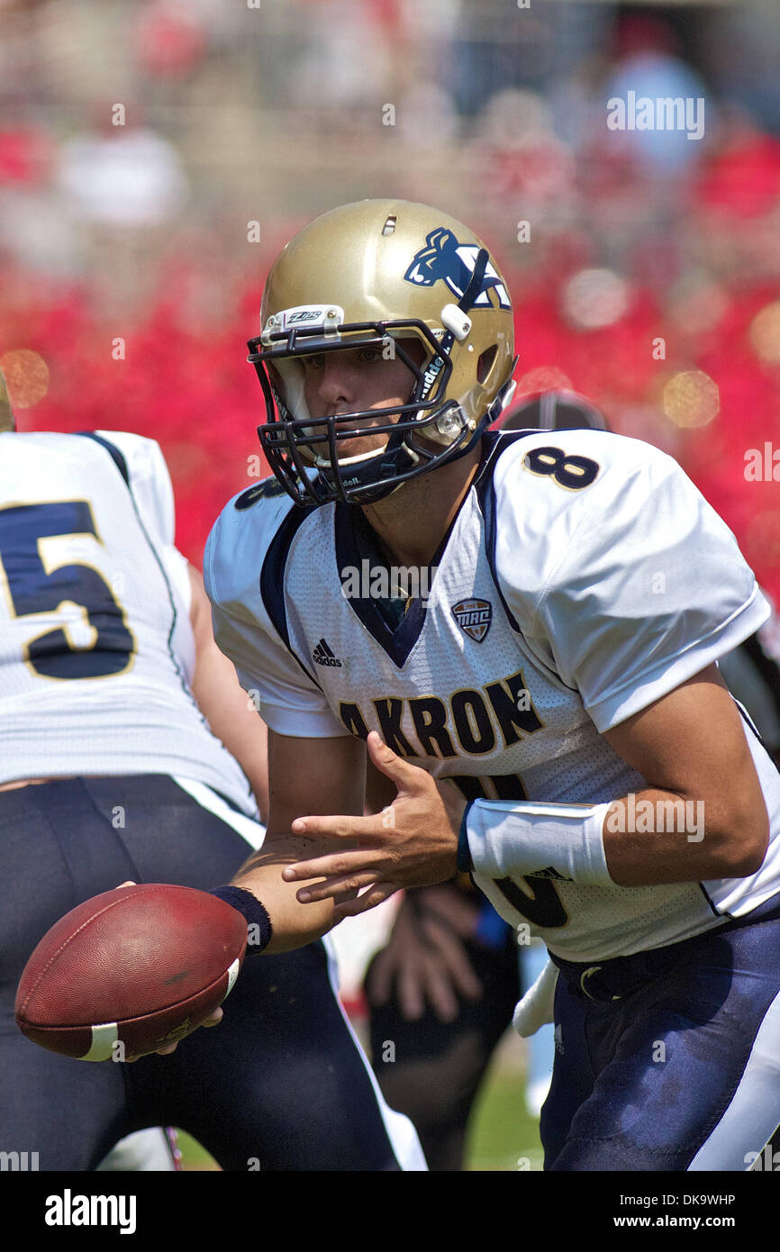 Sett. 3, 2011 - Columbus, Ohio, Stati Uniti - Akron Zips quarterback Clayton Moore (8) gira a mano disinserito durante il secondo trimestre del gioco tra Akron e Ohio State presso lo Stadio Ohio, Columbus, Ohio. Ohio State sconfitto Akron 42-0. (Credito Immagine: © Scott Stuart/Southcreek globale/ZUMAPRESS.com) Foto Stock