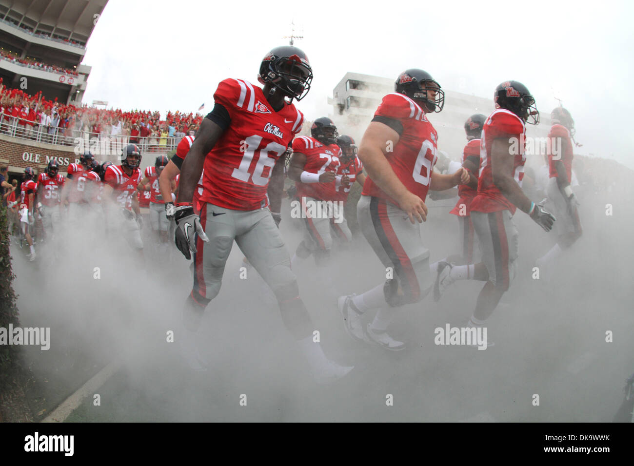 Sett. 3, 2011 - Oxford, Mississippi, Stati Uniti d'America - Ole Miss WR Collins Moore (16) dello stadio entra con il suo team. BYU sconfitto Ole Miss 14-13 a Vaught Hemingway Stadium di Oxford, MS. (Credito Immagine: © Hays Collins/Southcreek globale/ZUMAPRESS.com) Foto Stock