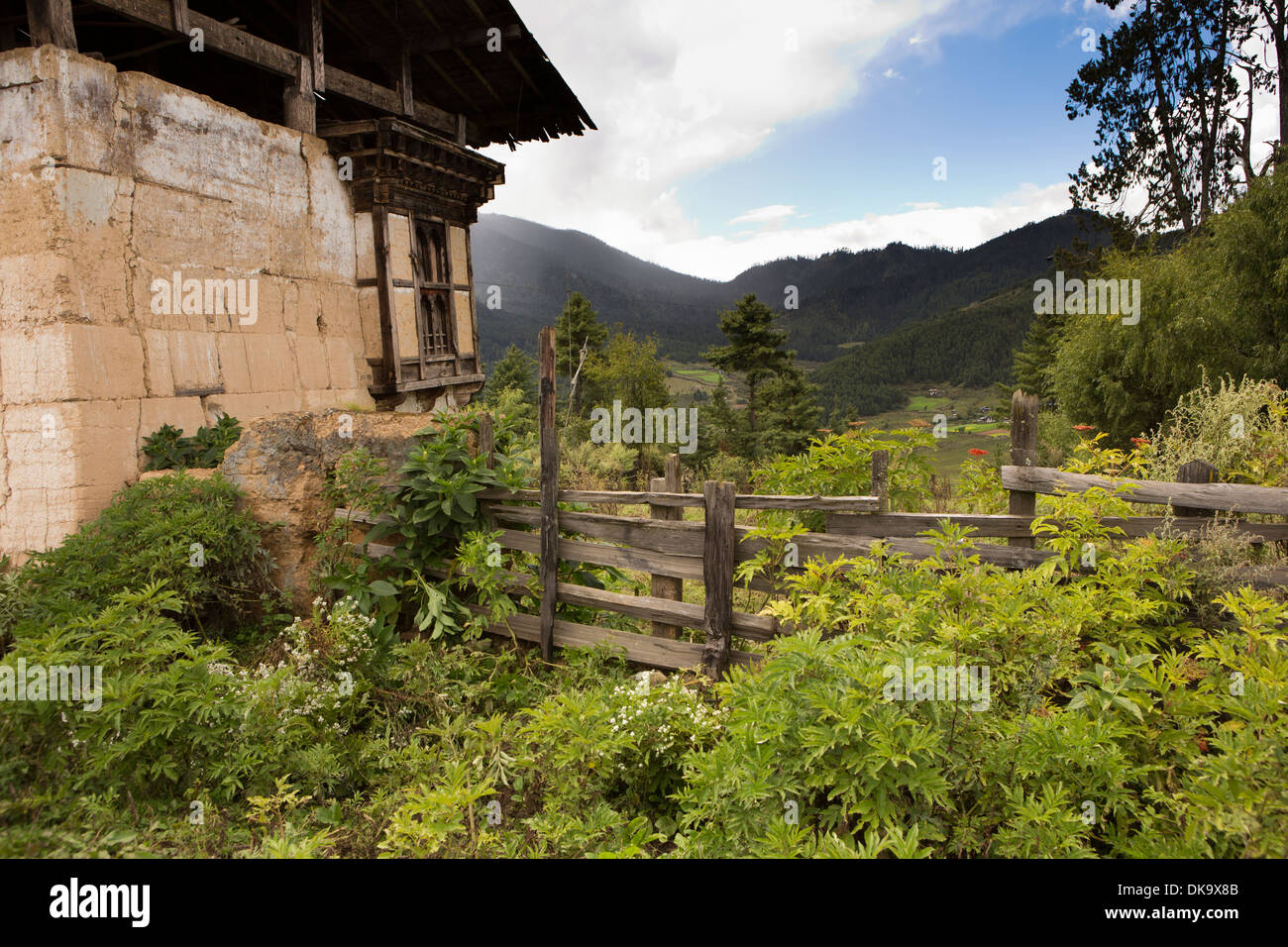Il Bhutan, Phobjika, vecchio tradizionale fango fortificate con travi in legno agriturismo Foto Stock