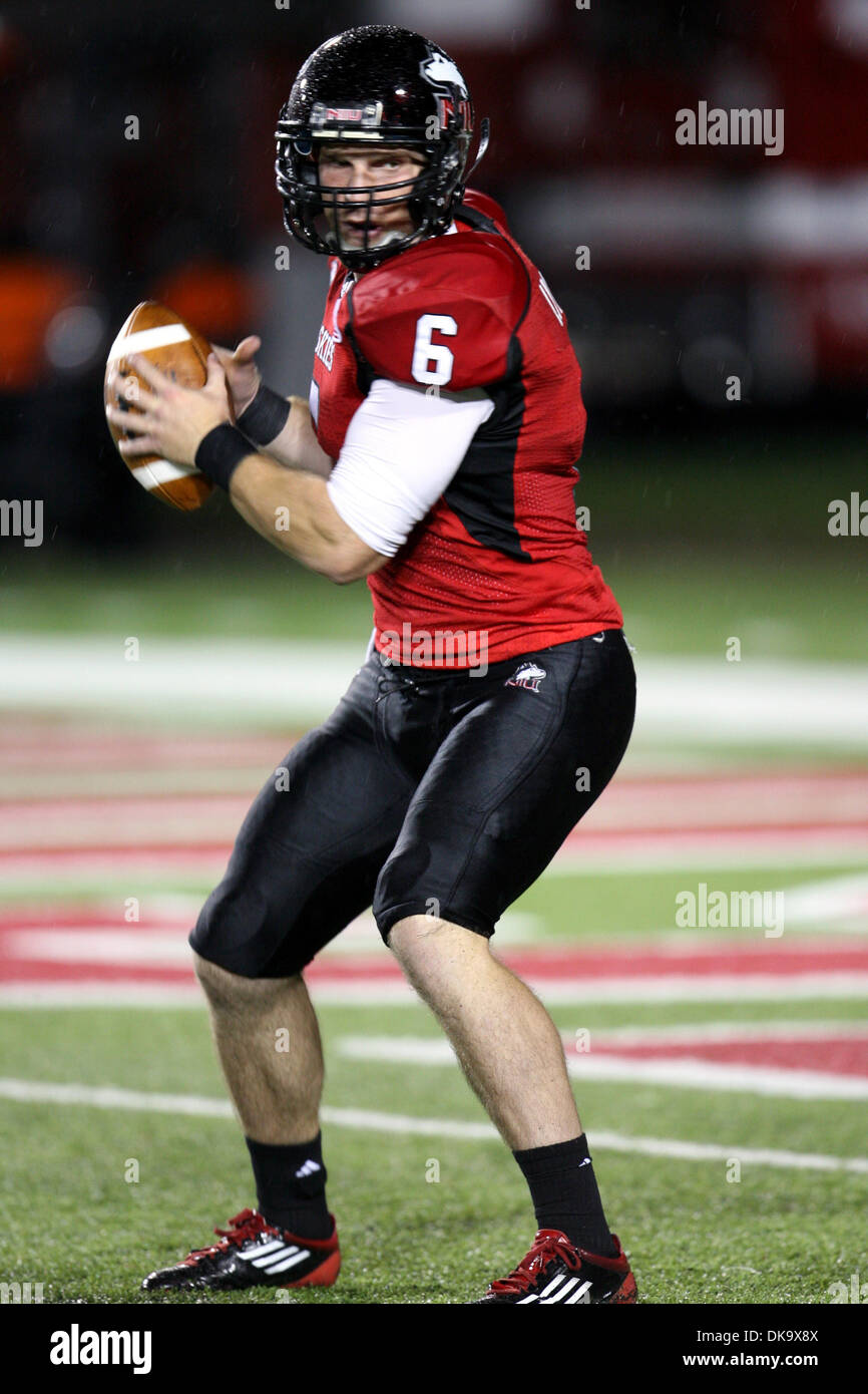 Sett. 3, 2011 - Dekalb, Illinois, Stati Uniti - Northern Illinois Huskies quarterback Giordania Lynch (6) assume la scatta e si prepara a mano disinserito durante il quarto trimestre azione degli Huskies 49-26 win over esercito a Huskie Stadium di DeKalb, Illinois. (Credito Immagine: © Chris Anderson/Southcreek globale/ZUMAPRESS.com) Foto Stock