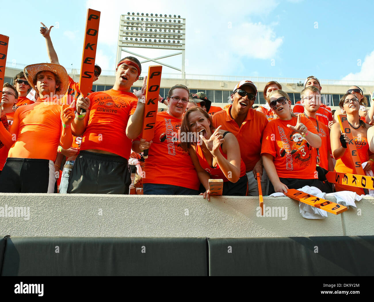 Sett. 3, 2011 - Stillwater, Oklahoma, Stati Uniti d'America - Oklahoma State Cowboys fan ottenere turbolenti durante il gioco tra il Louisiana-Lafayette Ragin Cajuns e Oklahoma State Cowboys a Boone Pickens Stadium di Stillwater, OK. Oklahoma State sconfitte Louisiana-Lafayette 61 a 34. (Credito Immagine: © Dan Wozniak/Southcreek globale/ZUMAPRESS.com) Foto Stock