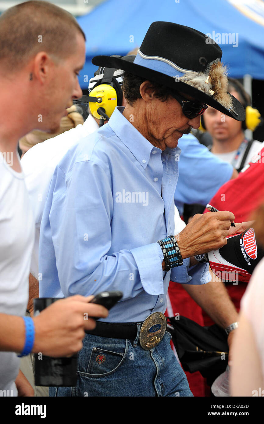 Sett. 4, 2011 - Hampton, GEORGIA, STATI UNITI - Richard Petty segni autografi di corsa al AdvoCare 500 ad Atlanta Motor Speedway in Hampton Georgia. (Credito Immagine: © Marty Bingham Southcreek/Global/ZUMAPRESS.com) Foto Stock