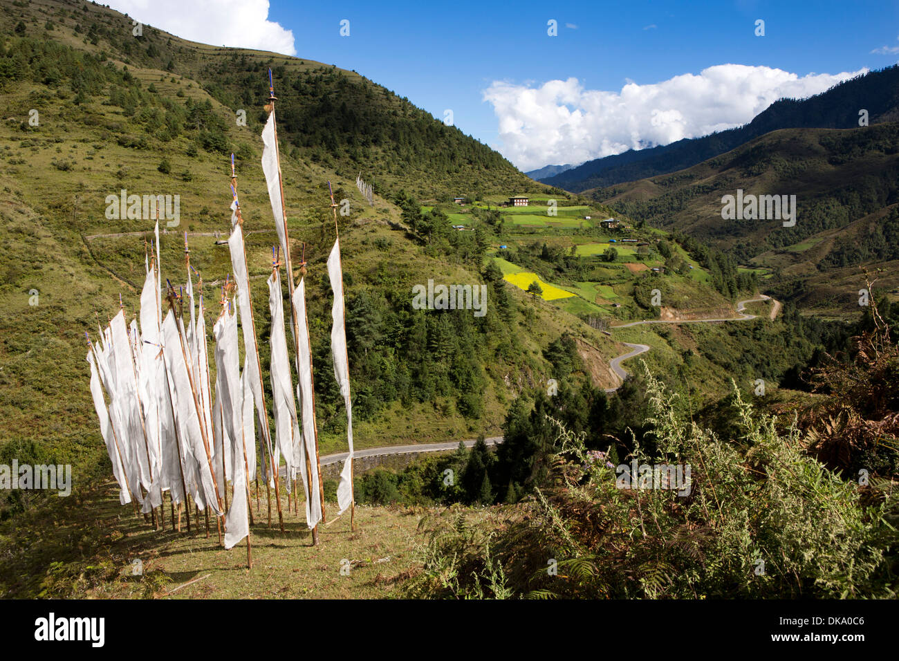 Il Bhutan, Pele La Pass, preghiera bandiere sopra la strada per Trongsa Foto Stock