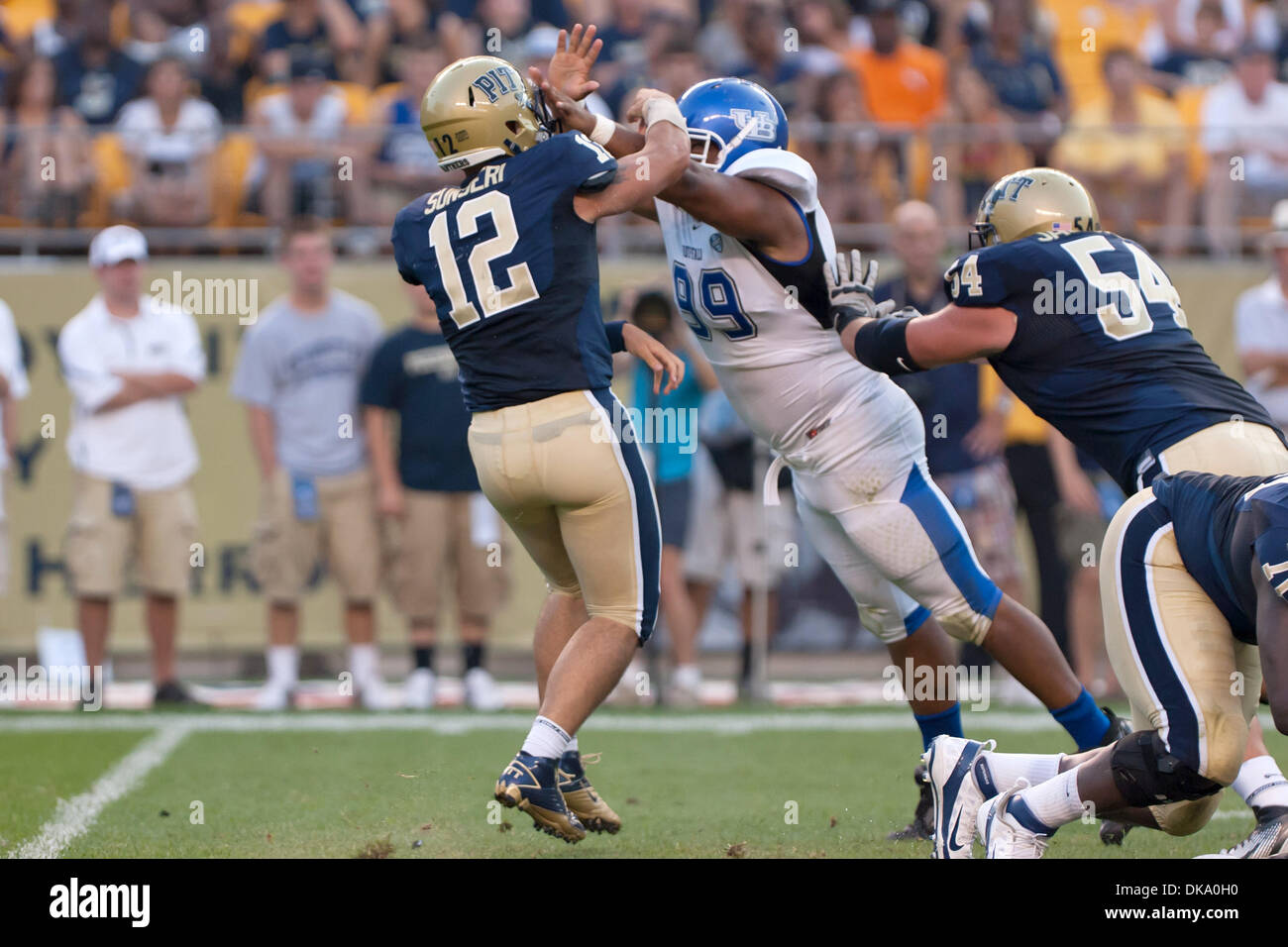 Sett. 3, 2011 - Pittsburgh, Pennsylvania, Stati Uniti - Pittsburgh quarterback Tino Sunseri (12) è colpito come lui lancia by Buffalo difensivo fine Gordon DuBois (99). La Pittsburgh Panthers sconfitto il Buffalo tori 35-16 nel gioco giocato a Heinz Field di Pittsburgh, in Pennsylvania. (Credito Immagine: © Frank Jansky/Southcreek globale/ZUMAPRESS.com) Foto Stock