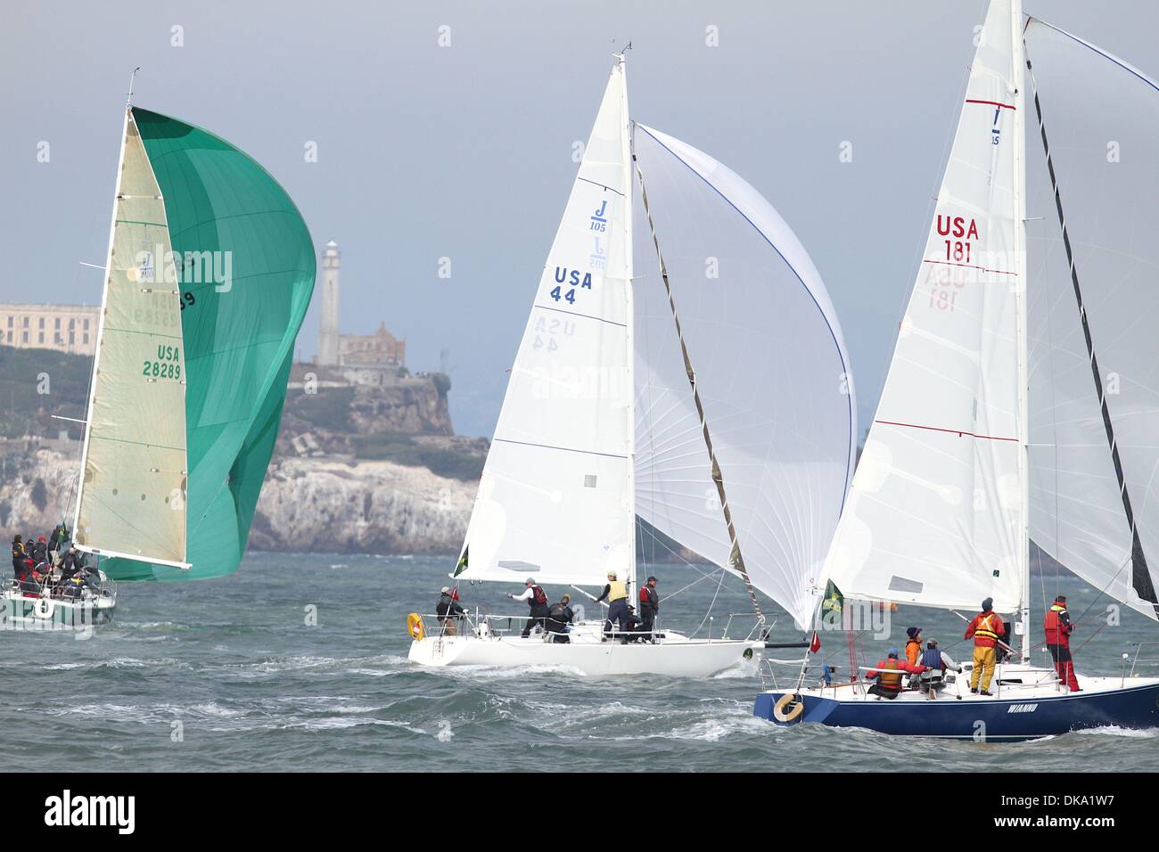 Sett. 9, 2011 - San Francisco, California, Stati Uniti - barche a vela da corsa con Isola di Alcatraz in background durante la Rolex Big Boat Series che si terrà presso il San Francesco Yacht Club casa del 2013 Coppa America (credito Immagine: © Dinno Kovic/Southcreek globale/ZUMAPRESS.com) Foto Stock