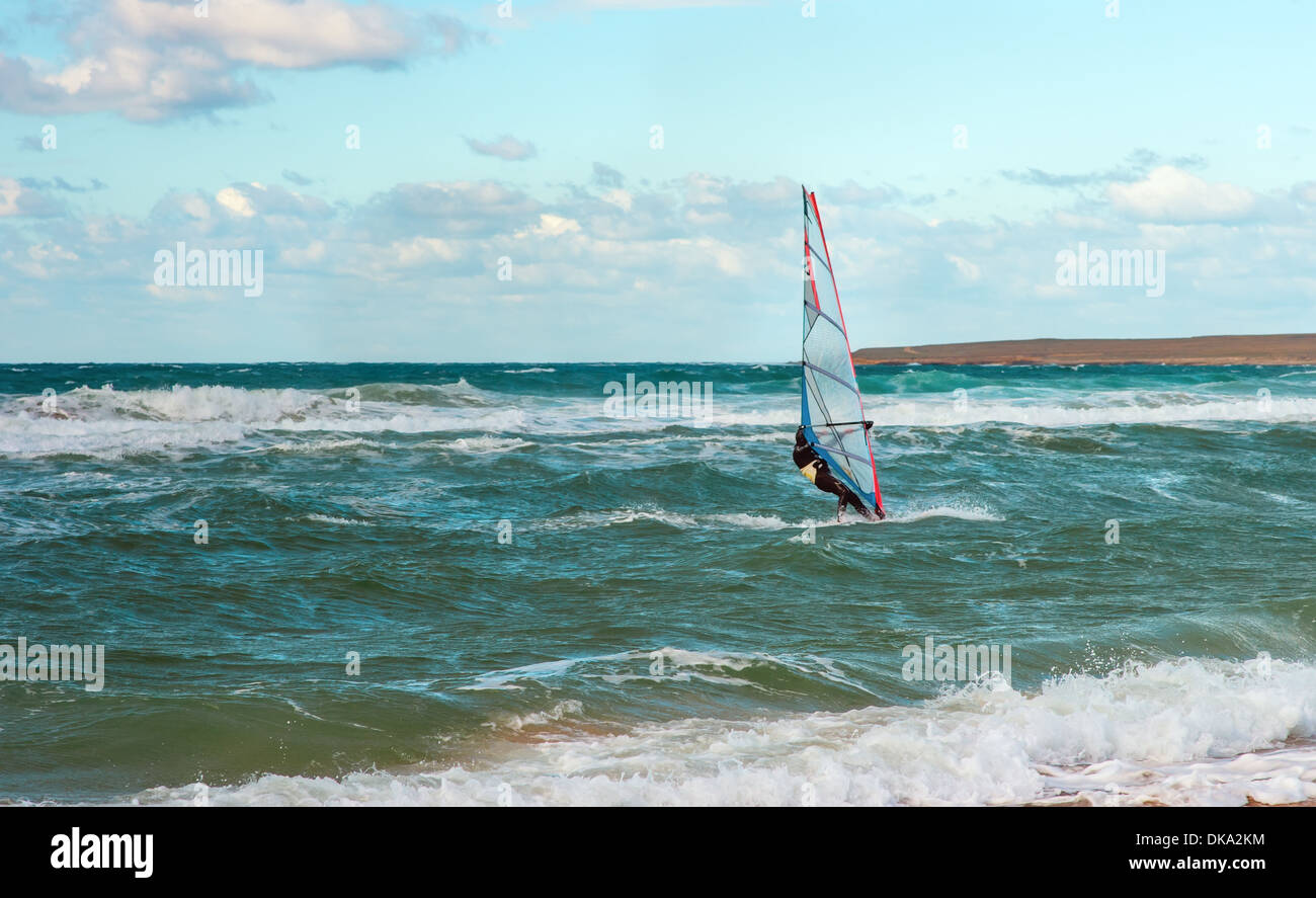 Mare Windsurf Vela sportiva acqua svago attivo windsurf formazione onde sul giorno di estate Foto Stock