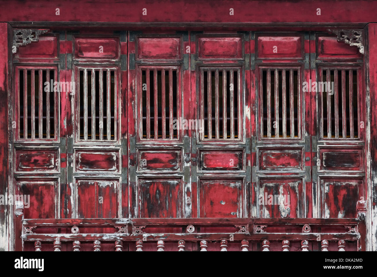 Il Vietnam, tonalità rosso fatiscente porte al al Mieu tempio complesso nella città proibita della Cittadella Foto Stock