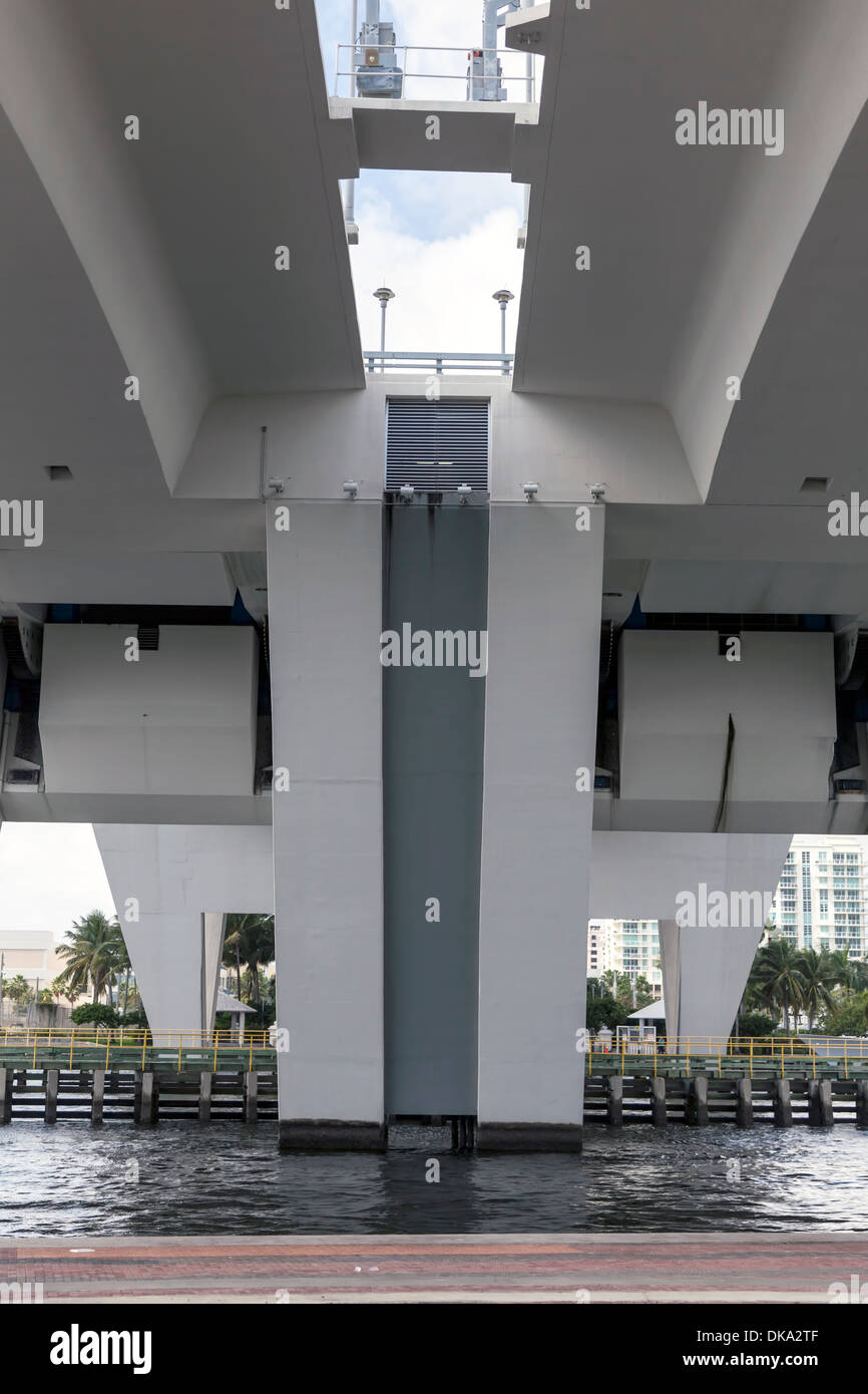 La 17th Street Causeway a doppia lamina ponte a bilico, attraversa l'Intracoastal a Port Everglades in Fort Lauderdale, Florida, Stati Uniti d'America Foto Stock