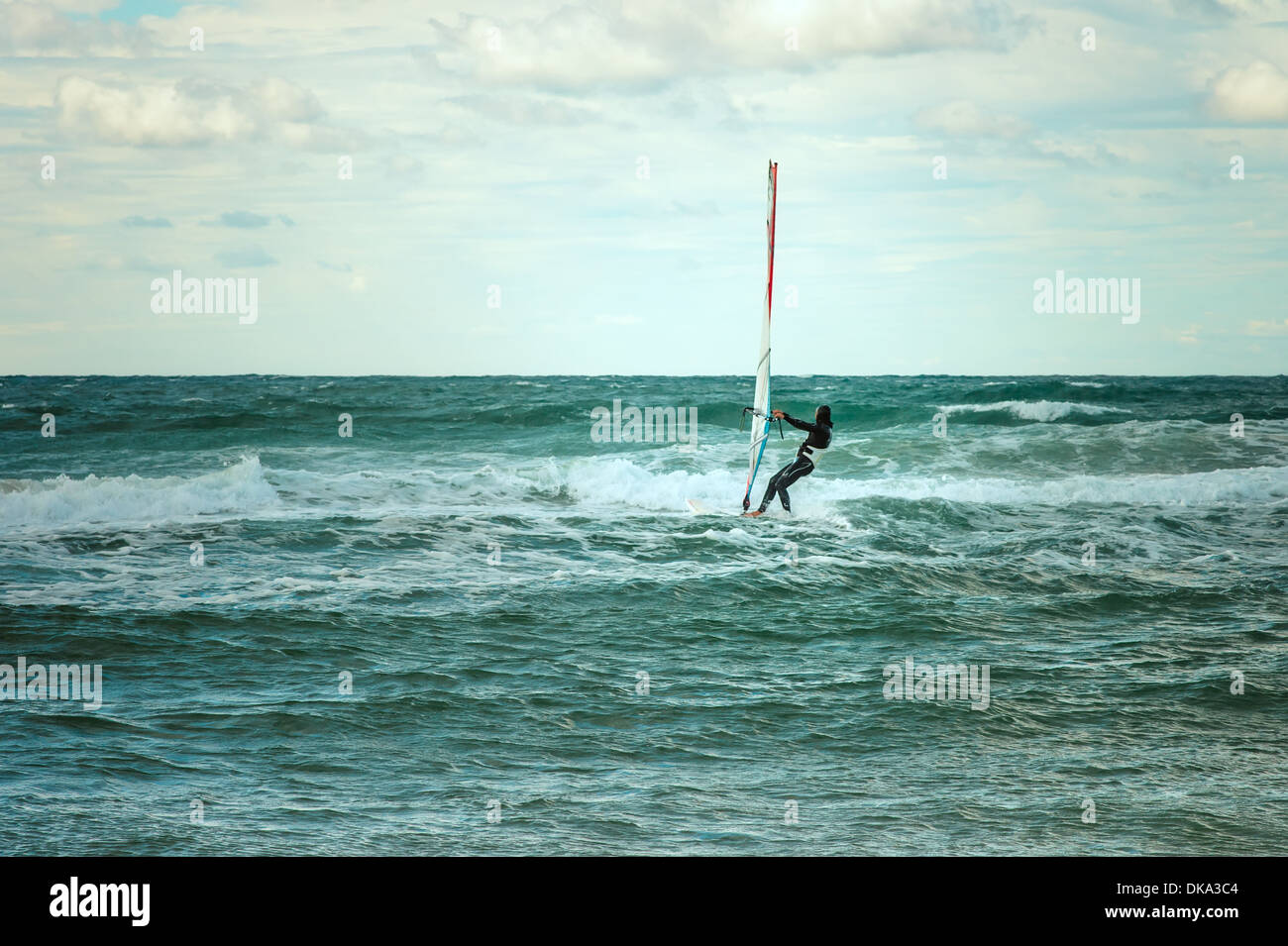 Mare Windsurf Vela sportiva acqua svago attivo windsurf formazione onde sul giorno di estate Foto Stock