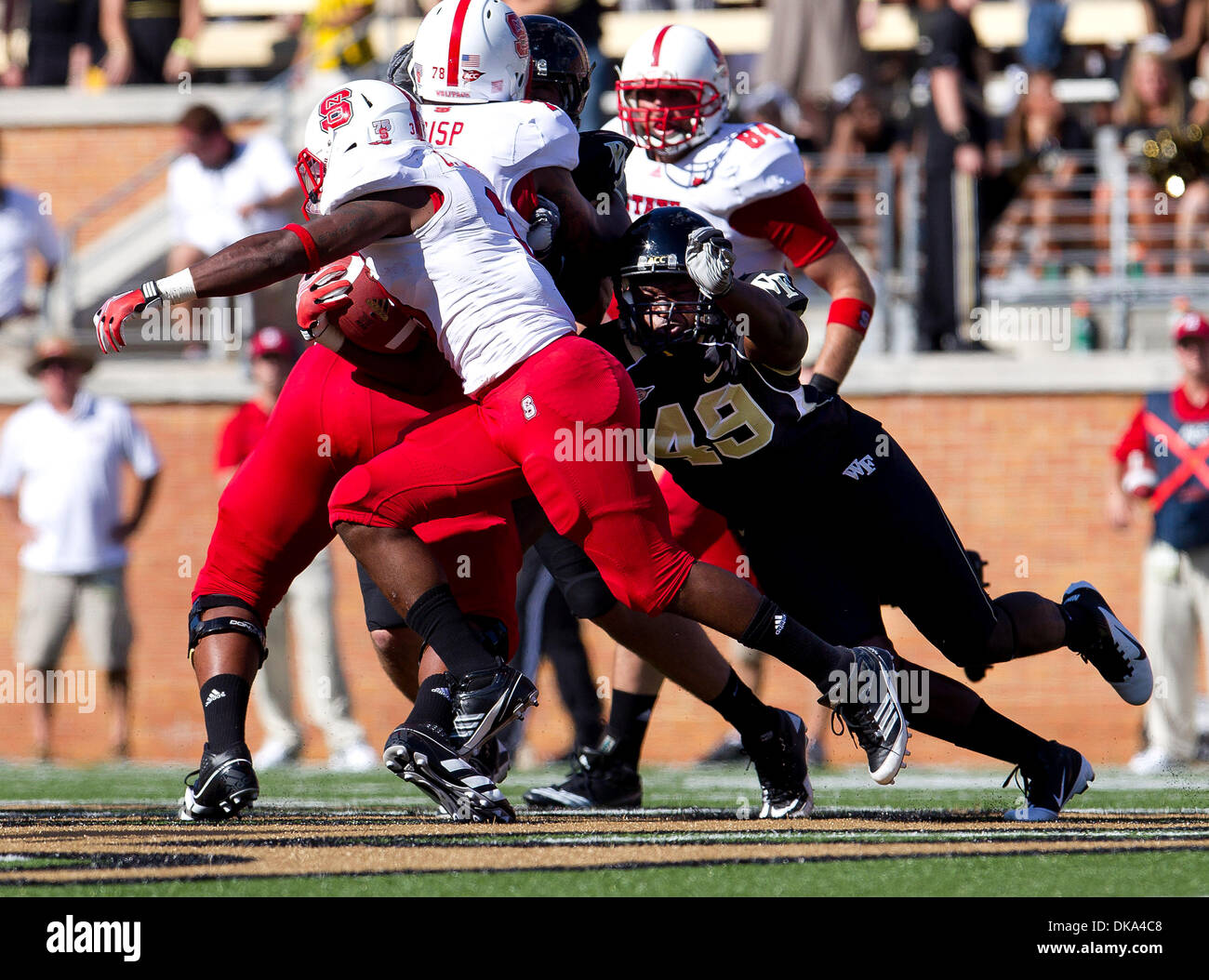 Sett. 10, 2011 - Winston-Salem, North Carolina, Stati Uniti - North Carolina State Wolfpack running back Curtis Underwood Jr. (3) in esecuzione con la palla durante la Wake Forest vs. stato NC gioco di calcio. Wake Forest sconfitte stato NC 34-27. (Credito Immagine: © Tony Brown/Southcreek globale/ZUMAPRESS.com) Foto Stock