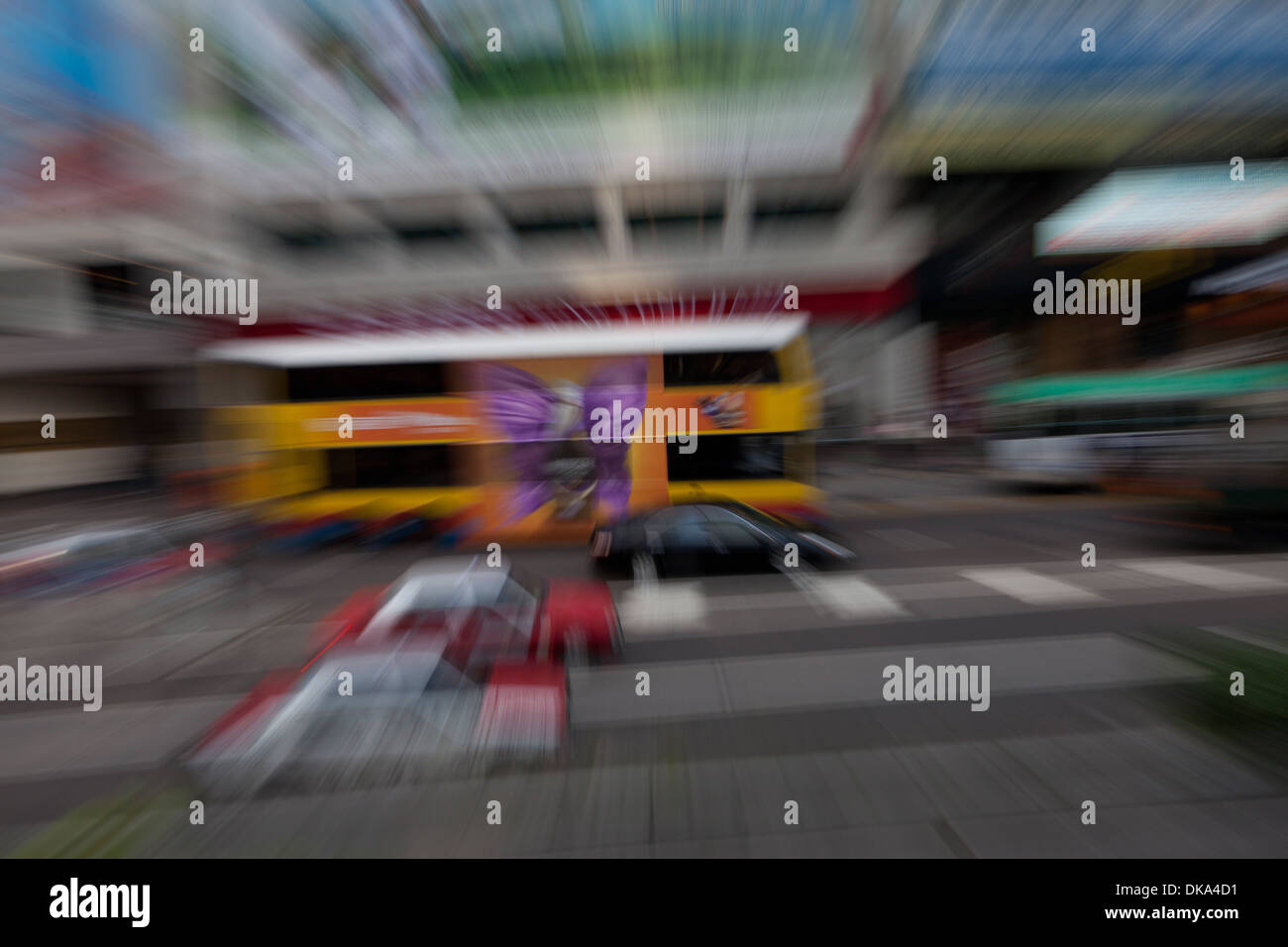 Uso di rallentare la velocità di otturazione 30 seconda e la funzione di zoom per illustrare il movimento del traffico in Hong Kong. Foto Stock