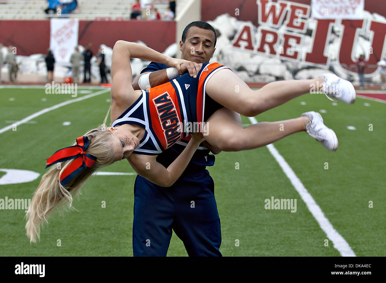 Sett. 10, 2011 - Bloomington, Indiana, Stati Uniti - Cavaliers cheerleaders volteggiano durante il pre-attività di gioco. UVa sconfitto Indiana 34-31 nel gioco presso il Memorial Stadium di Bloomington, Indiana. (Credito Immagine: © Dan Cavallini/Southcreek globale/ZUMAPRESS.com) Foto Stock