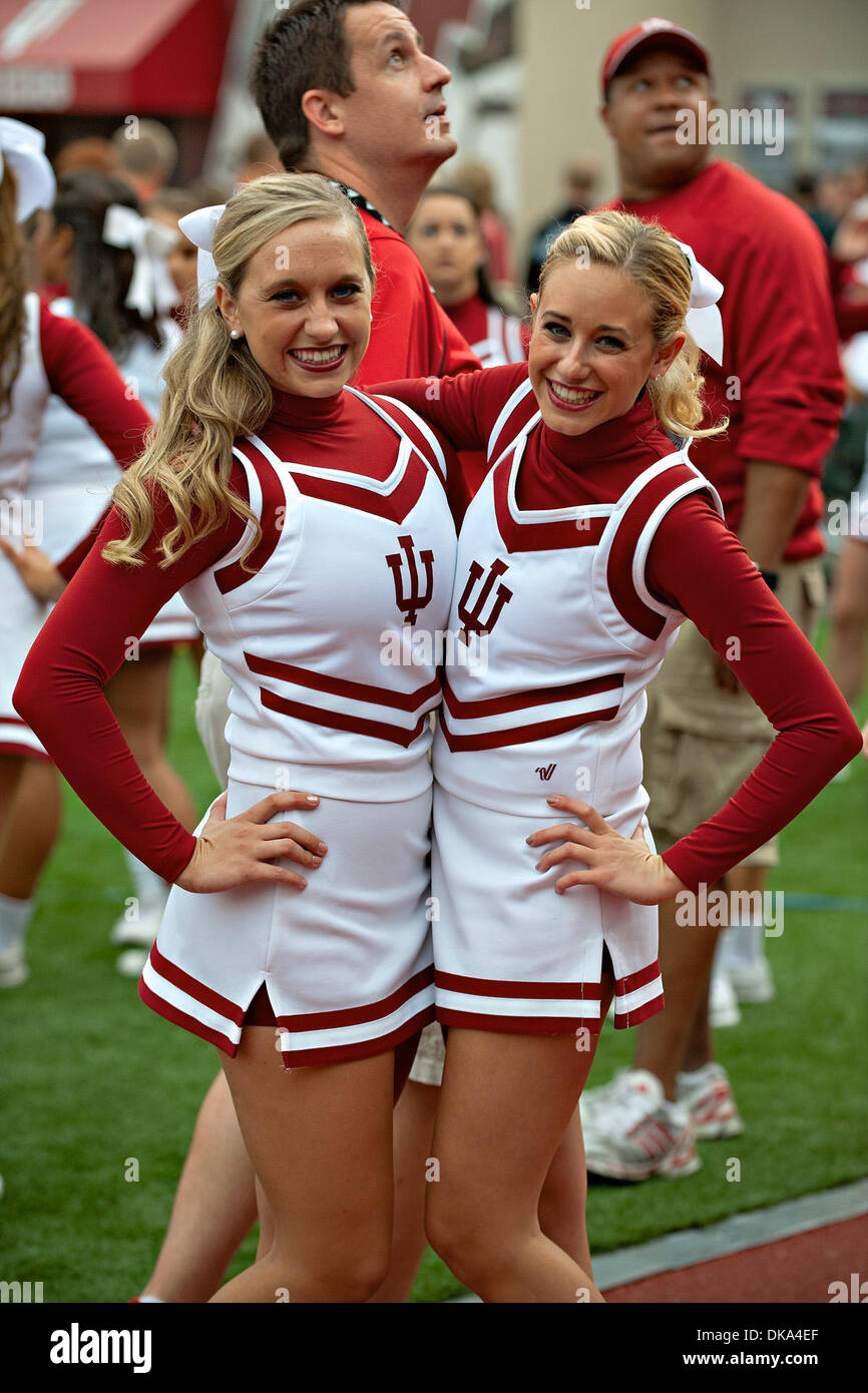 Sett. 10, 2011 - Bloomington, Indiana, Stati Uniti - UI cheerleaders prosciutto che durante le attività di pregame. UVa sconfitto Indiana 34-31 nel gioco presso il Memorial Stadium di Bloomington, Indiana. (Credito Immagine: © Dan Cavallini/Southcreek globale/ZUMAPRESS.com) Foto Stock
