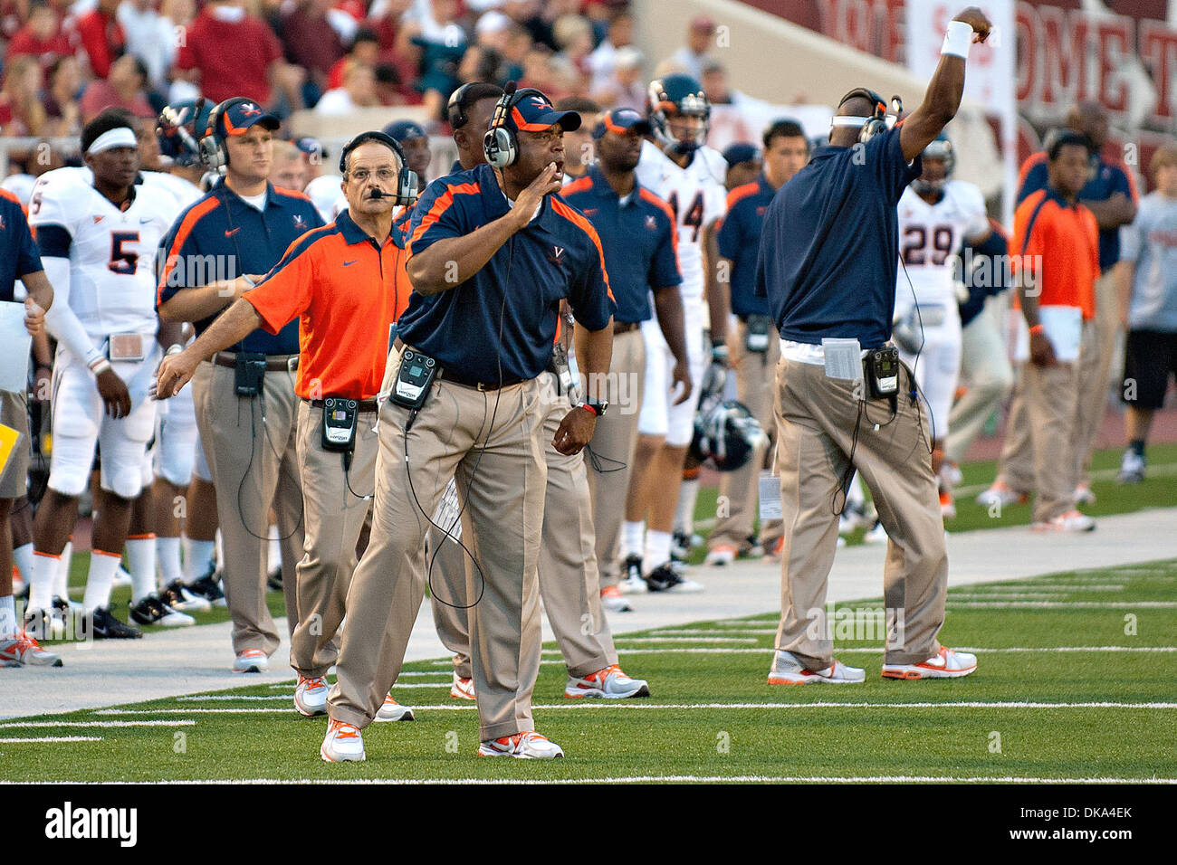 Sett. 10, 2011 - Bloomington, Indiana, Stati Uniti - UVa per gli autobus rendono il loro punto di arbitro nel secondo trimestre azione di gioco. UVa sconfitto Indiana 34-31 nel gioco presso il Memorial Stadium di Bloomington, Indiana. (Credito Immagine: © Dan Cavallini/Southcreek globale/ZUMAPRESS.com) Foto Stock