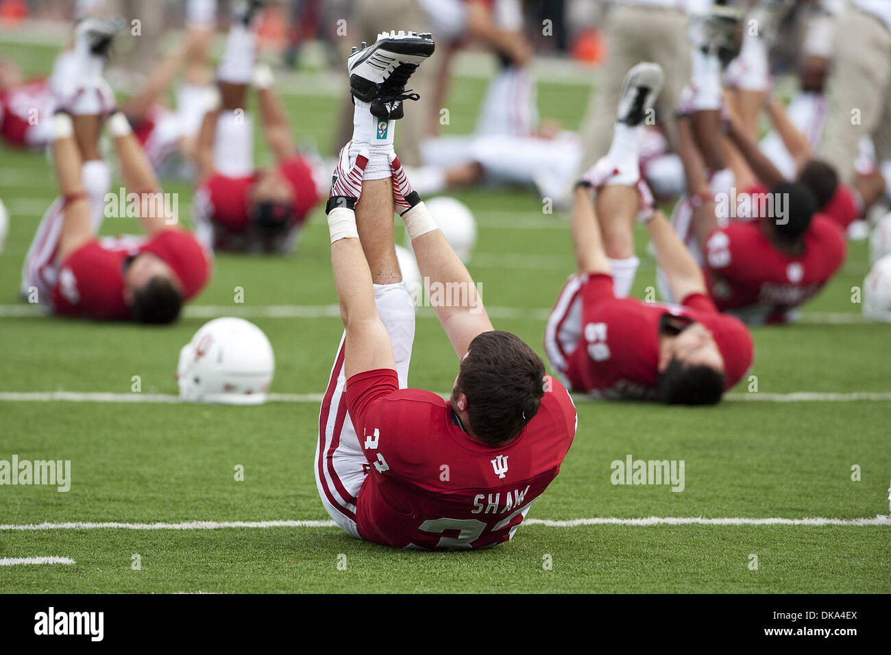 Sett. 10, 2011 - Bloomington, Indiana, Stati Uniti - UI LB Zack Shaw (#33) tratti durante il warmup pregame. UVa sconfitto Indiana 34-31 nel gioco presso il Memorial Stadium di Bloomington, Indiana. (Credito Immagine: © Dan Cavallini/Southcreek globale/ZUMAPRESS.com) Foto Stock