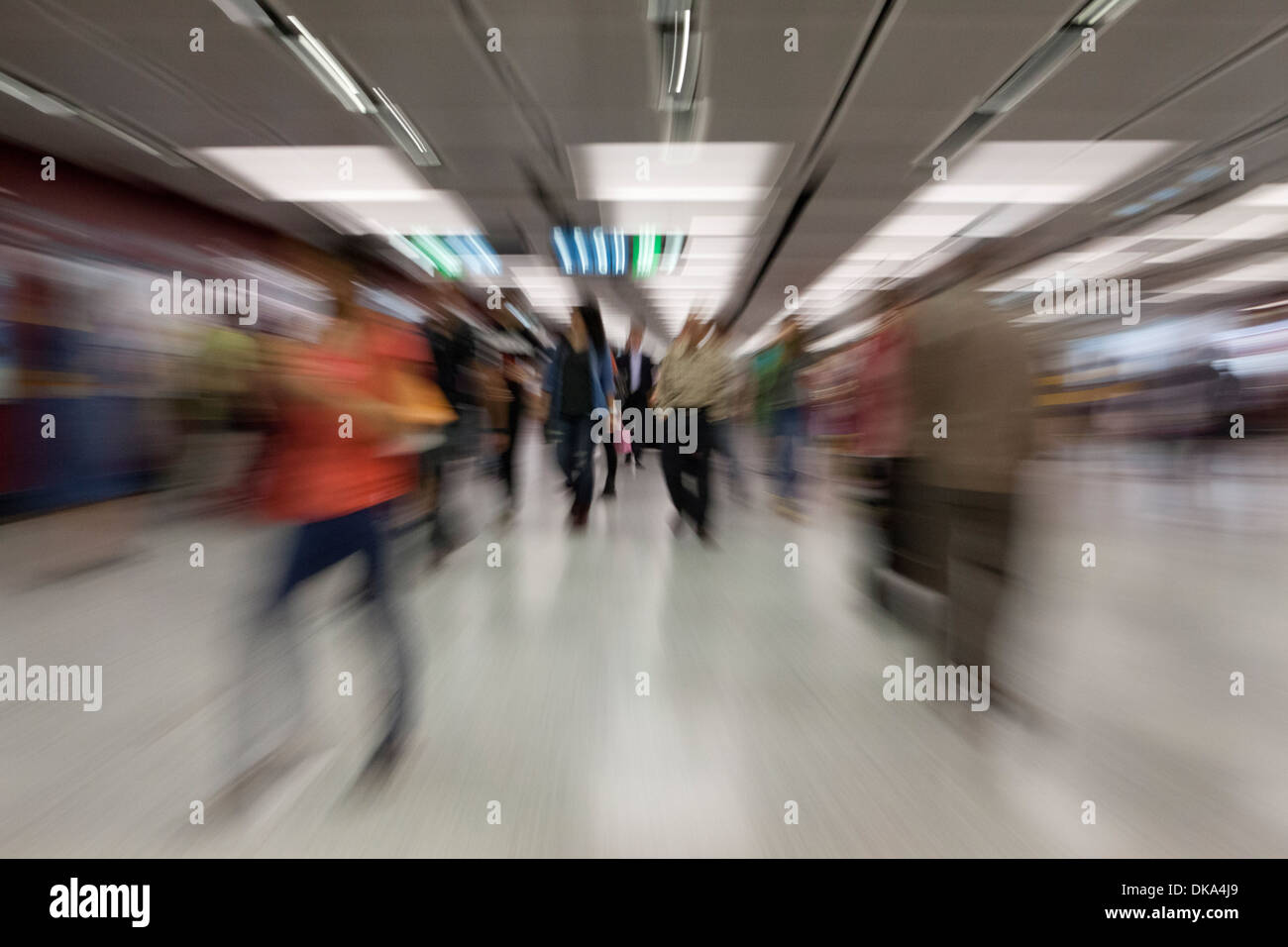 Uso di rallentare la velocità di otturazione 30 sec e la funzione di zoom della fotocamera per illustrare il movimento su Hong Kong della metropolitana MTR Foto Stock