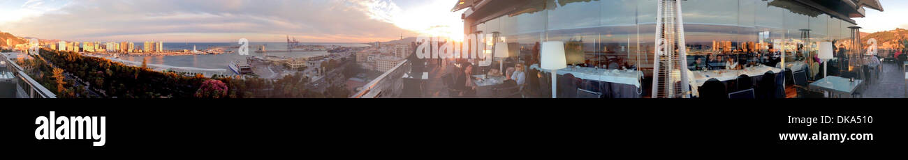 Iphone foto panoramica: bview dal XV piano terrazzo di AC Marriot Hotel a Malaga nel tramonto Foto Stock