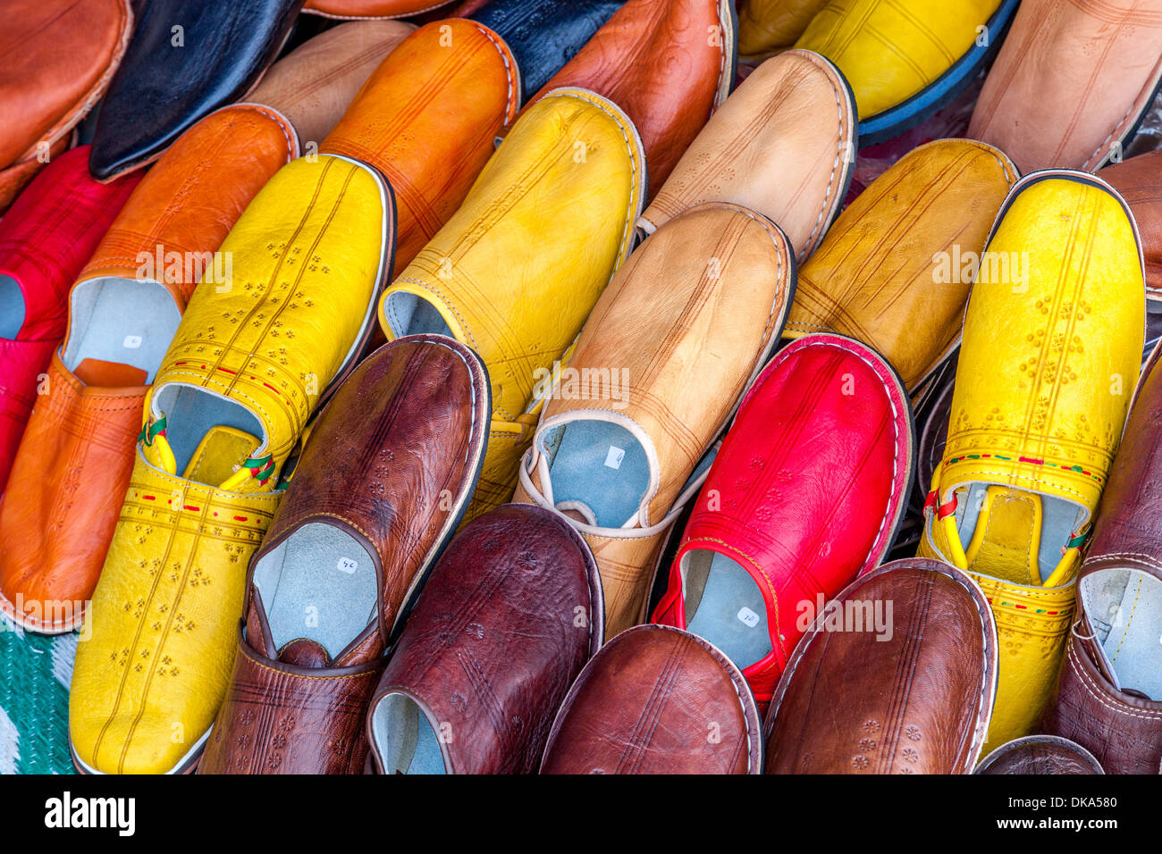 Colorate pantofole marocchino per la vendita, il Mercato Coperto, Agadir, Marocco Foto Stock