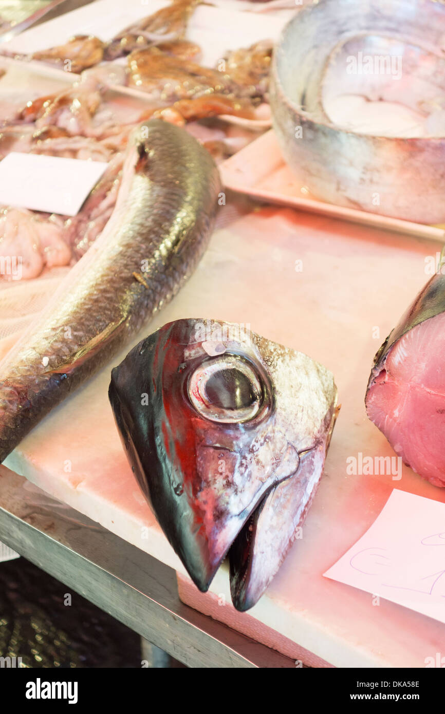 Pesce fresco per la vendita nel mercato del pesce, Catania, Sicilia, Italia Foto Stock