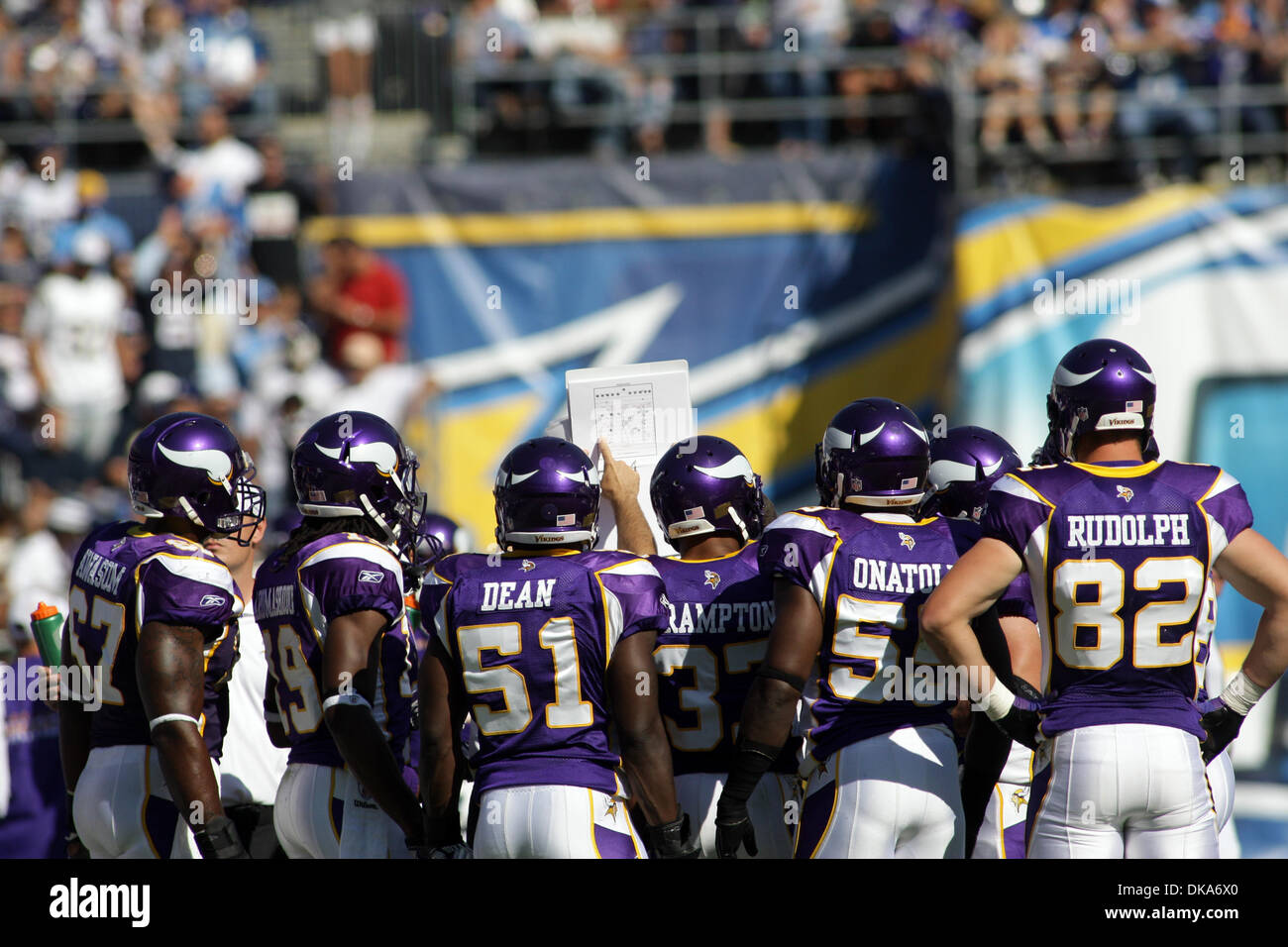 Sett. 12, 2011 - San Diego, California, Stati Uniti - Minnesota Vikings tentare di effettuare regolazioni durante l'azione di gioco tra il San Diego Chargers e il Minnesota Vikings in San Diego CA. Il caricabatterie ha sconfitto i vichinghi 24-17 (credito Immagine: © Nick Morris/Southcreek globale/ZUMAPRESS.com) Foto Stock Sett. 12, 2011 - San Diego, California, Stati Uniti - Minnesota Vikings tentare di effettuare regolazioni durante l'azione di gioco tra il San Diego Chargers e il Minnesota Vikings in San Diego CA. Il caricabatterie ha sconfitto i vichinghi 24-17 (credito Immagine: © Nick Morris/Southcreek globale/ZUMAPRESS.com) Foto Stock