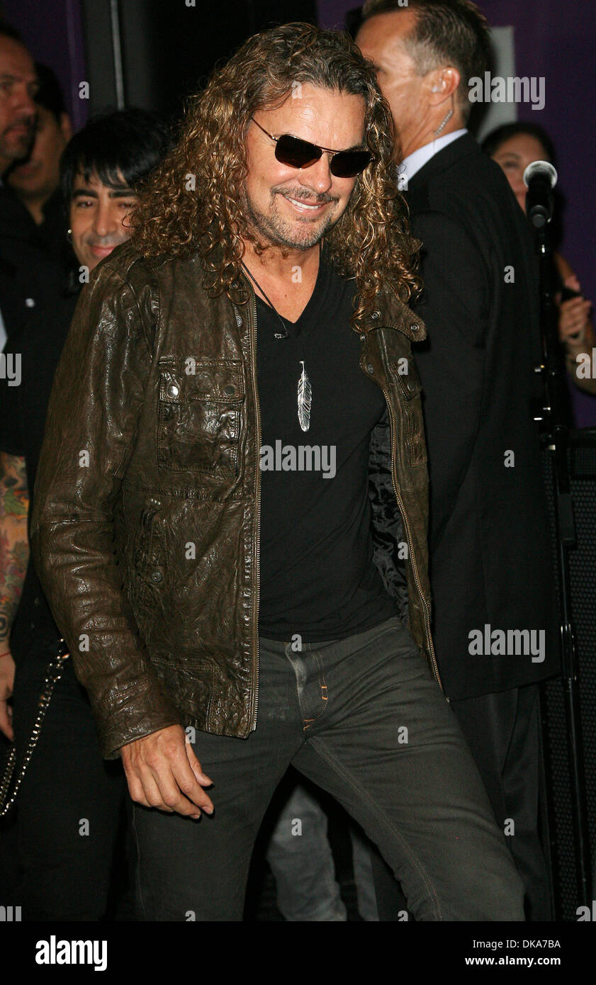 Fher Olvera Multi-Platinum e Grammy messicano Vincente Rock band 'Mana' è introdotto nella chitarra del centro storico tenuto RockWalk Foto Stock