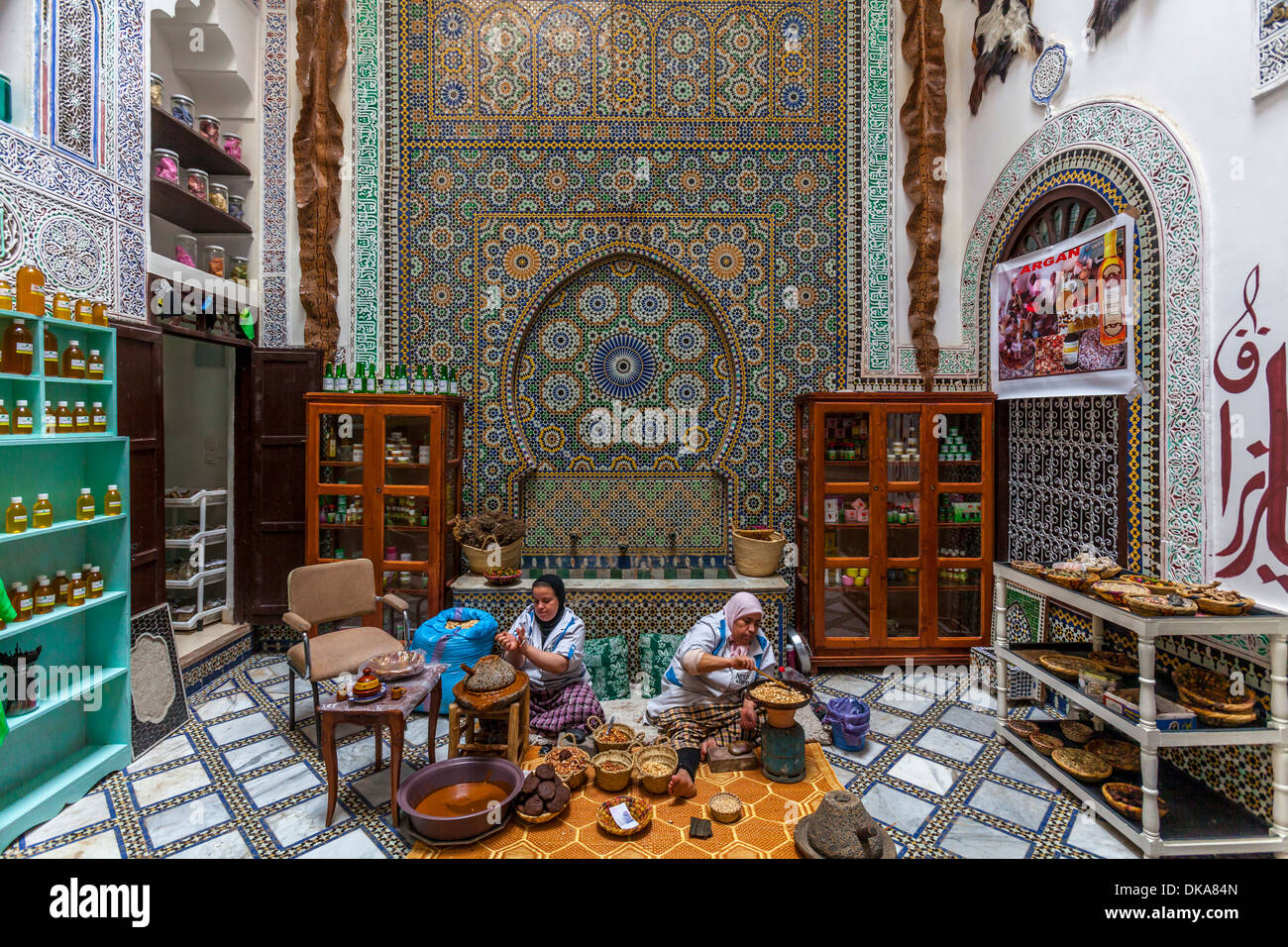 Donne che fanno Olio di Argan, Fez, Etiopia Foto Stock